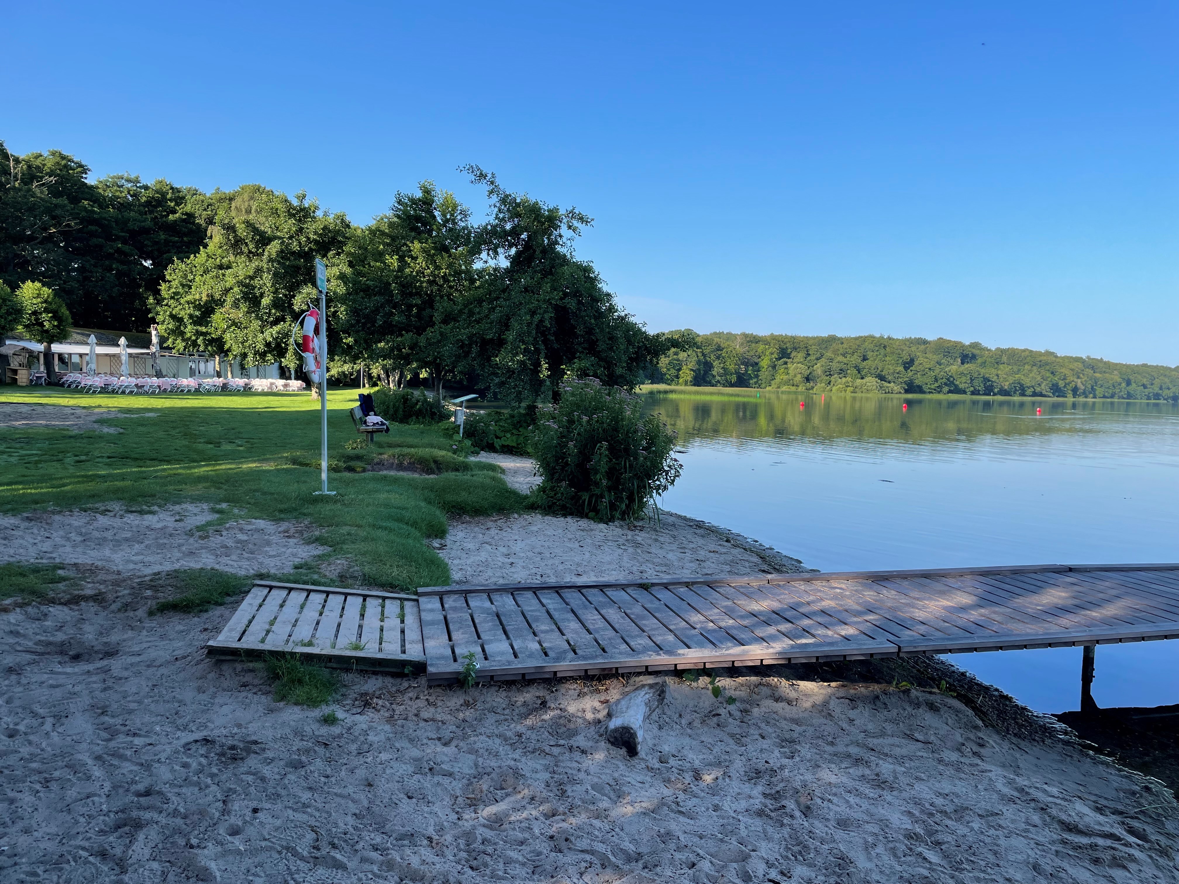 Frederiksdal Fribad ligger ud til Furesøen.