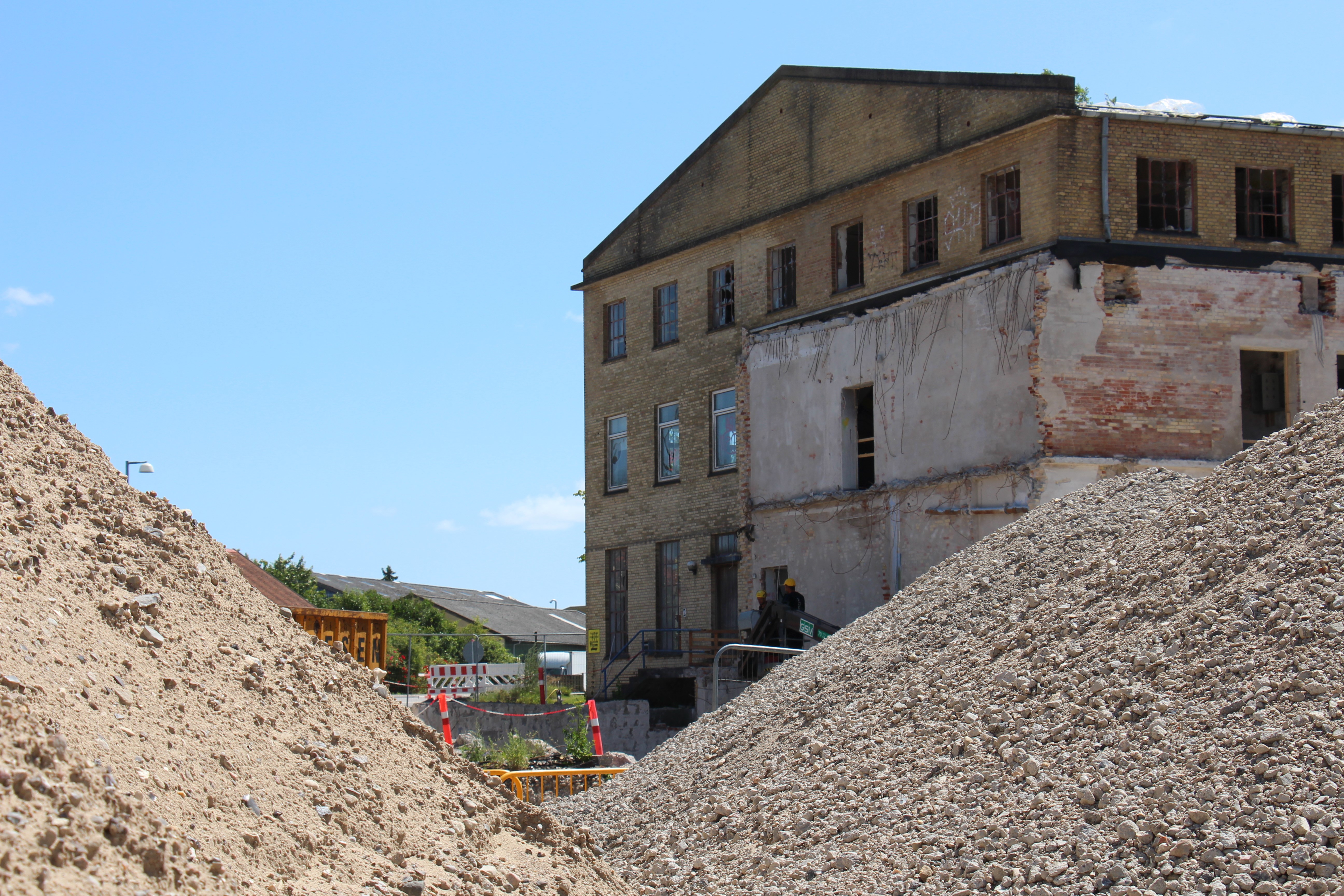 Dunfabrikken har ligget øde siden 2006 - nu venter nyt boligeventyr på grunden ved siden af den gamle fabriksbygning på Haslevvej.