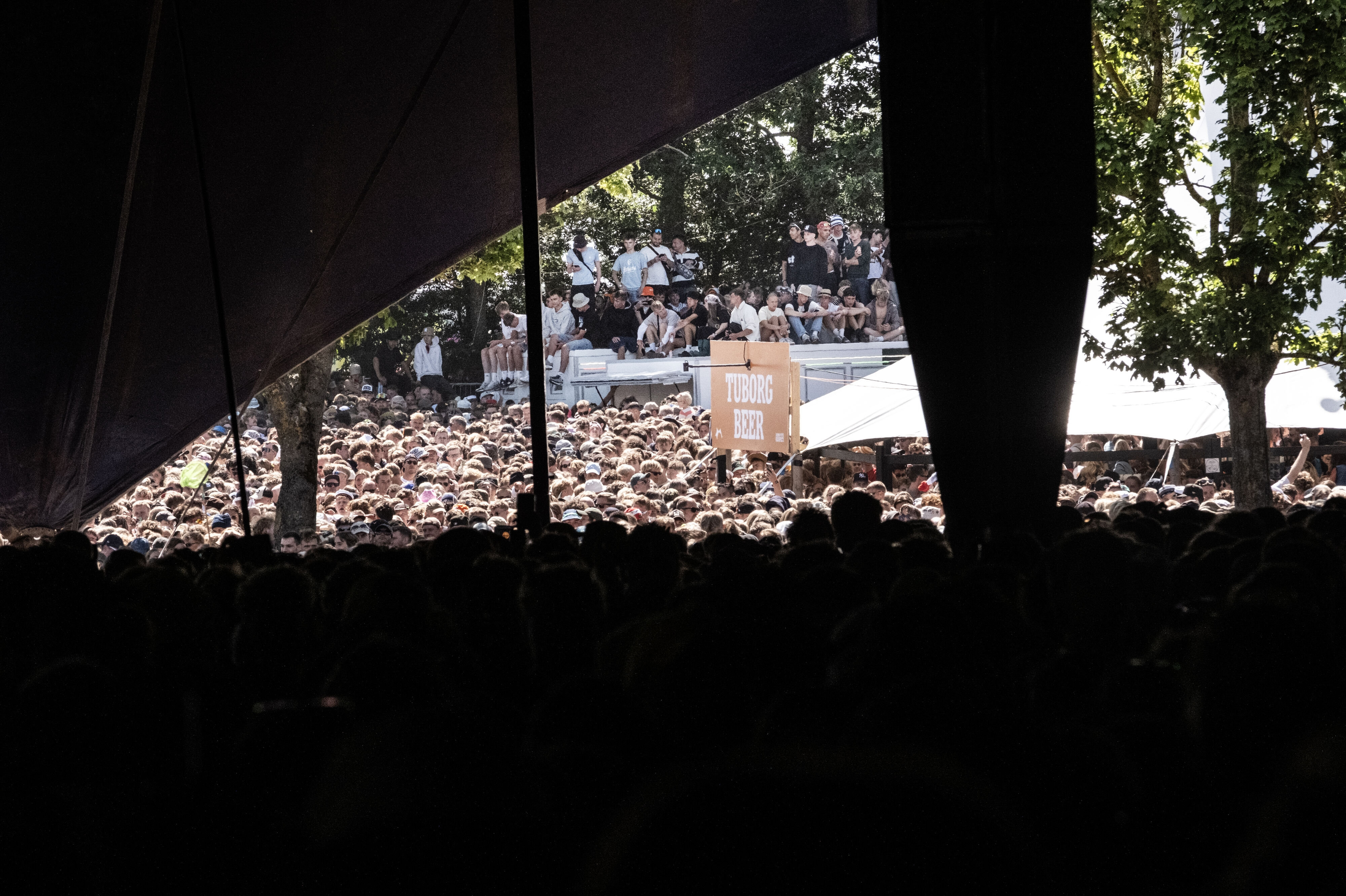 Der var propfyldt, da Aphaca torsdag eftermiddag spillede koncert på Roskilde Festivals næststørste scene, Arena.
