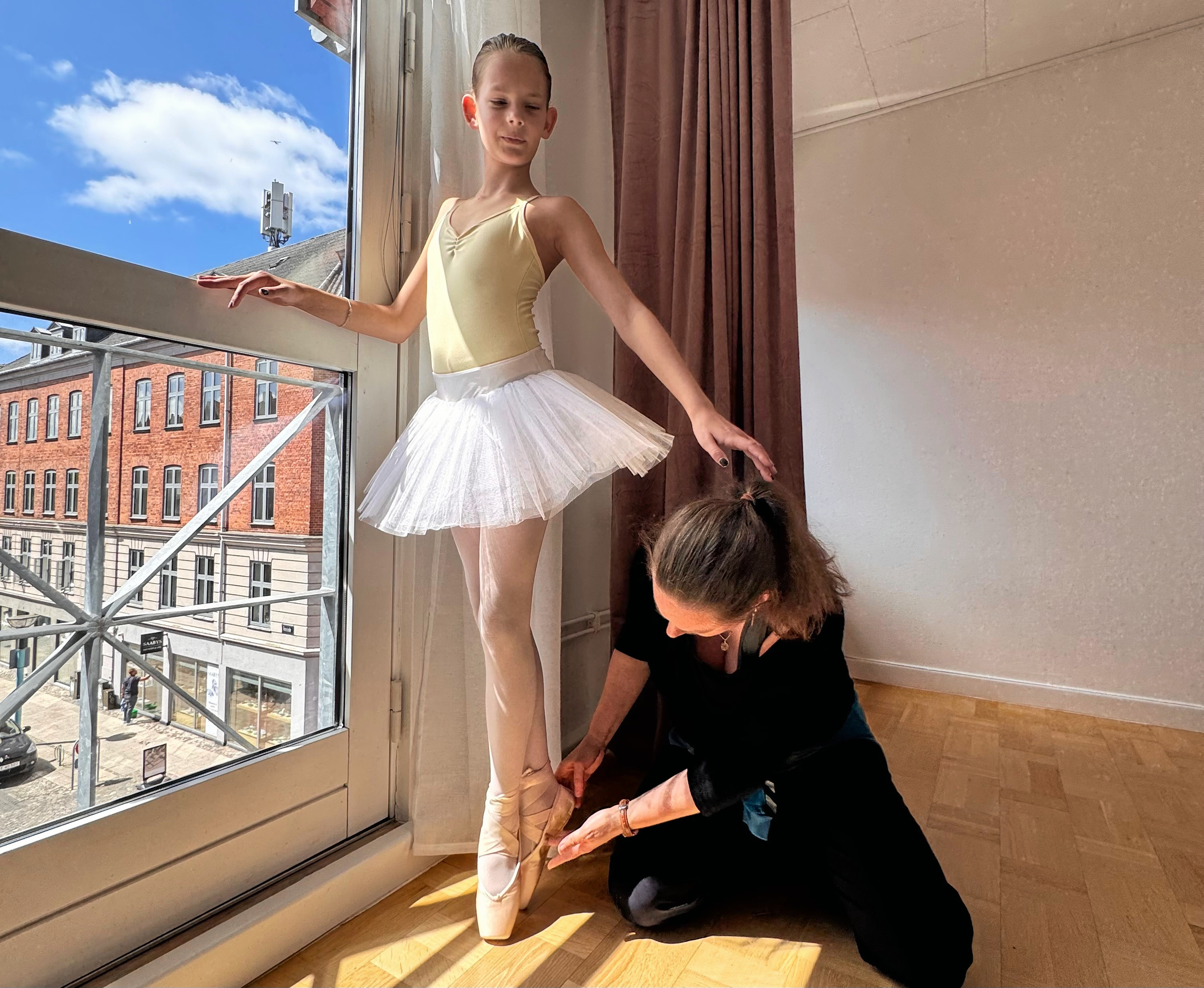 Ti-årige Aliya Hansen elsker at danse ballet.