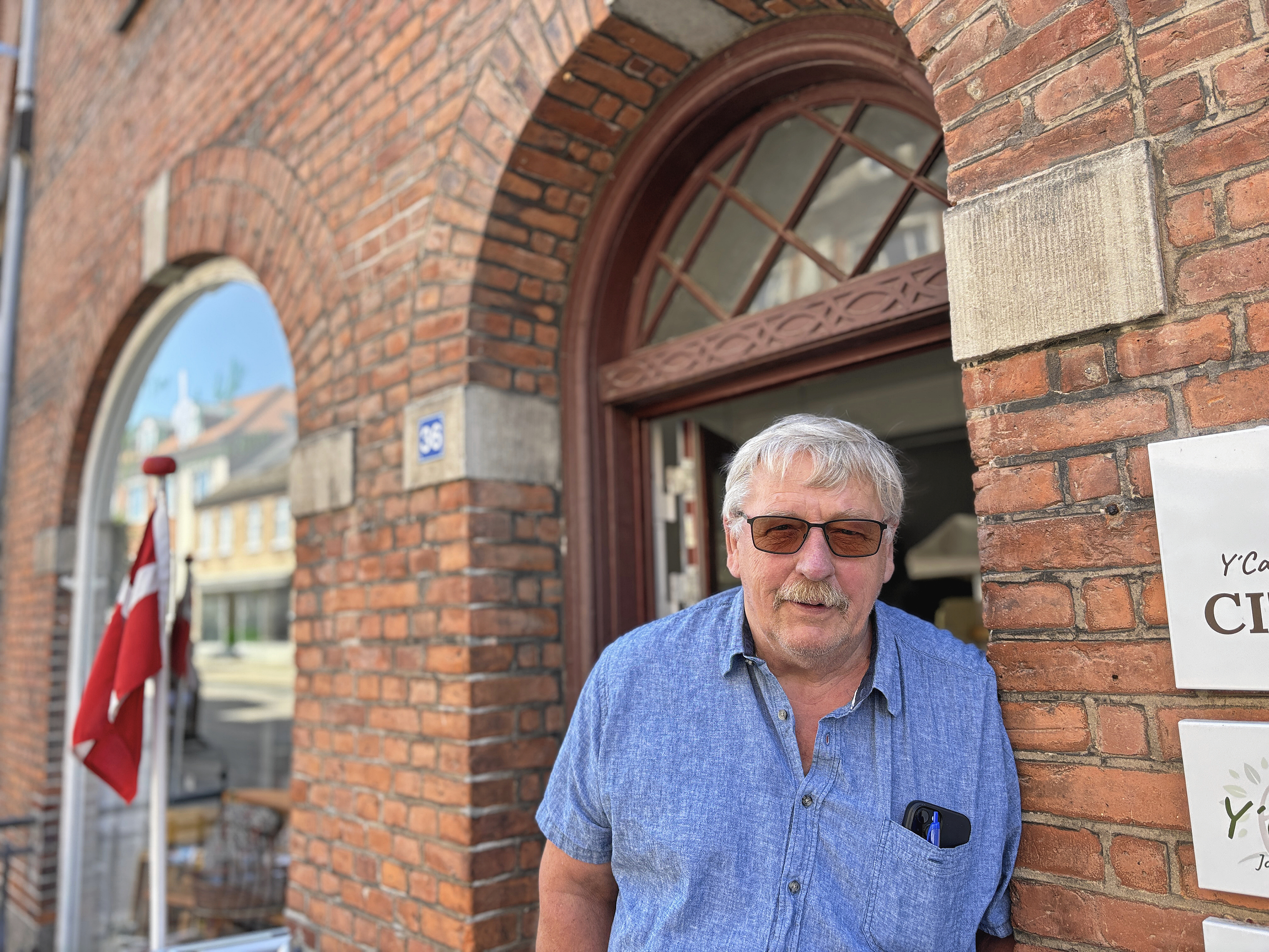 Hans-Henrik Nielsen er formand for Kalundborg Turistforening, som betjener Turistinspirationen i Kordilgade 26.