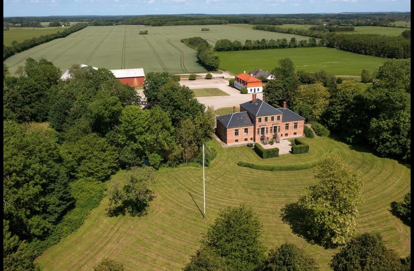 Herregården set ovenfra. - Pernille Sams Herregården set ovenfra.