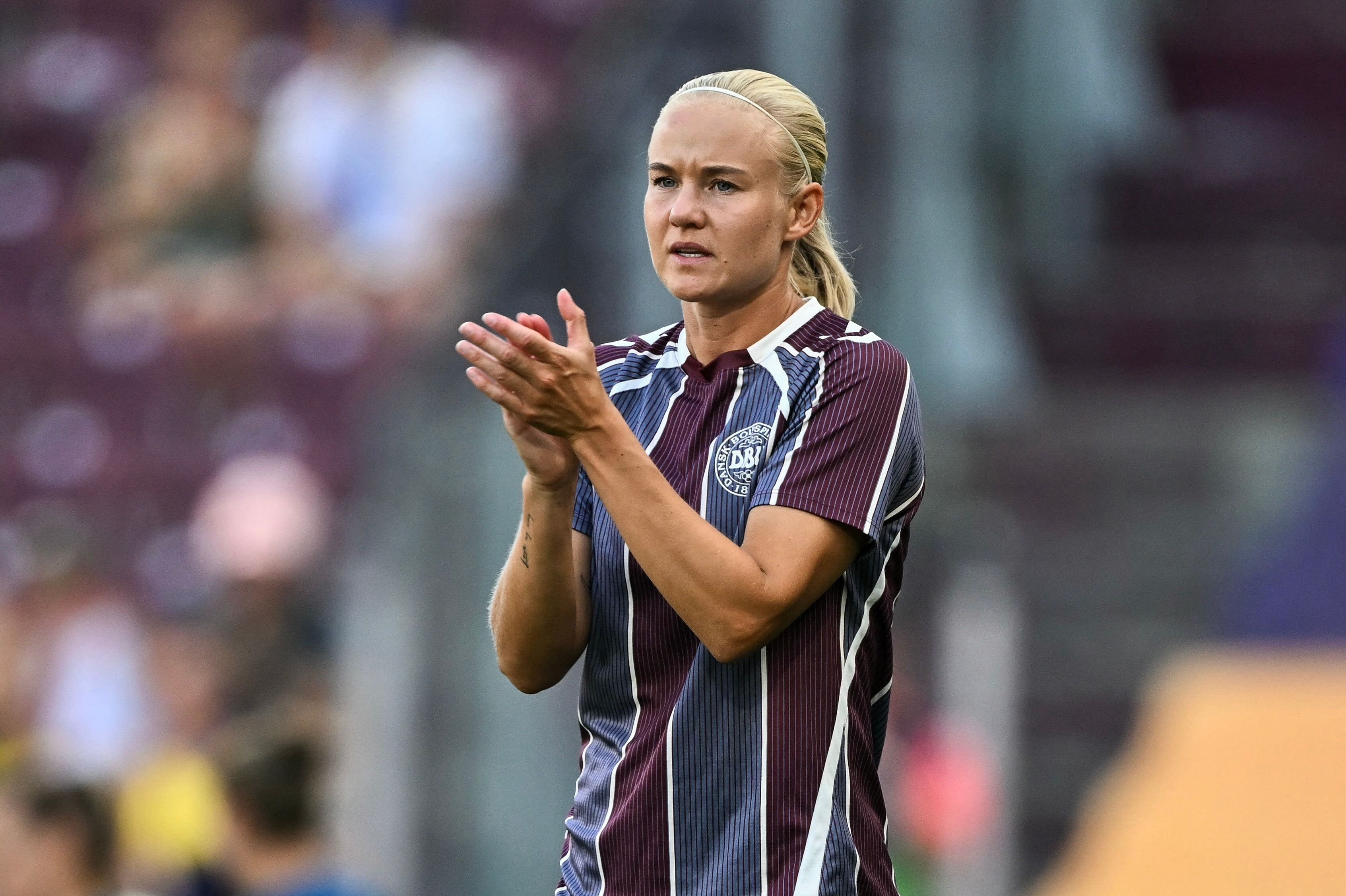 Pernille Harder har været med til at kæmpe for bedre honorering på landsholdet, men ligeløn på klubplan bliver nok aldrig aktuelt, erkender hun.