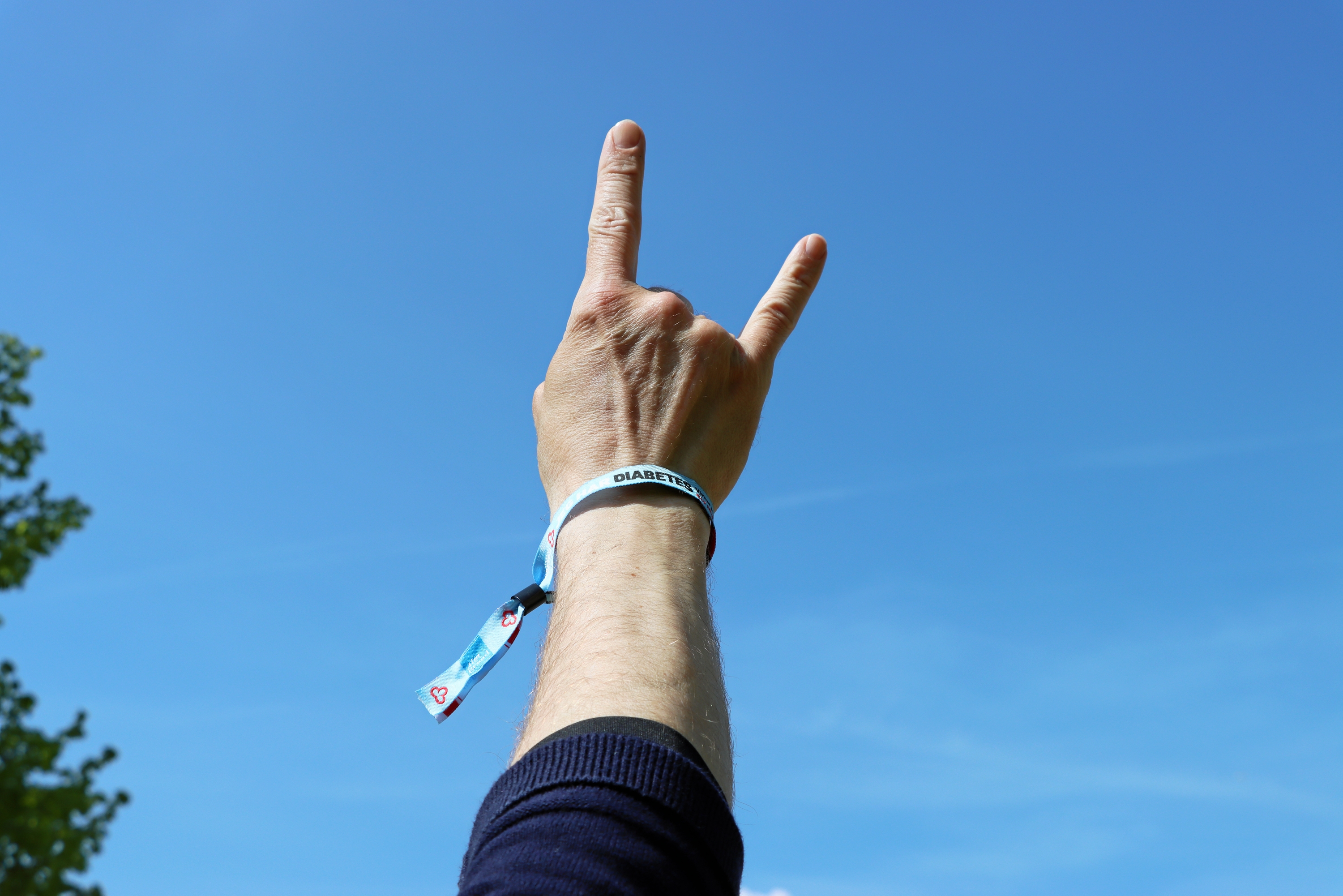 ”Jeg har diabetes. Virker jeg konfus? Måske har jeg lavt blodsukker. Giv mig noget med sukker og ring 112. Tak”, står der på armbåndet, som ifølge Musik i Lejet skal øge trygheden blandt festivalens gæster med diabetes. - Diabetes Foreningen ”Jeg har diabetes. Virker jeg konfus? Måske har jeg lavt blodsukker. Giv mig noget med sukker og ring 112. Tak”, står der på armbåndet, som ifølge Musik i Lejet skal øge trygheden blandt festivalens gæster med diabetes.