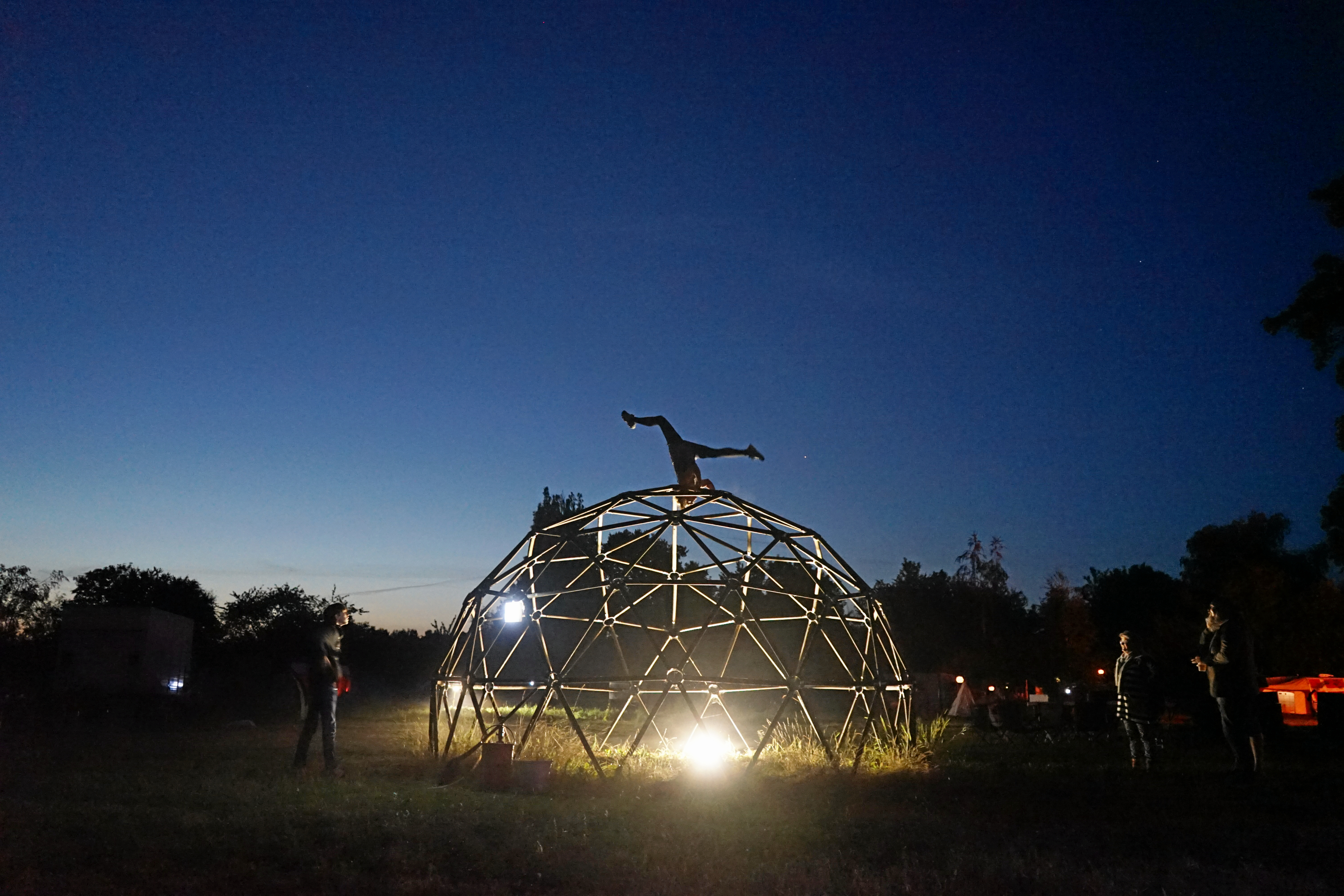 - Spirefestival 2025 bliver noget helt særligt, fordi vi har valgt at markere jubilæet ved at invitere nogle af de kunstnere, der har formet festivalens ånd og historie tilbage til Hvidegaard. Normalt udvælger vi alene vores artister ud fra de ansøgninger, vi får, så i år er der ligesom et ekstra lag.