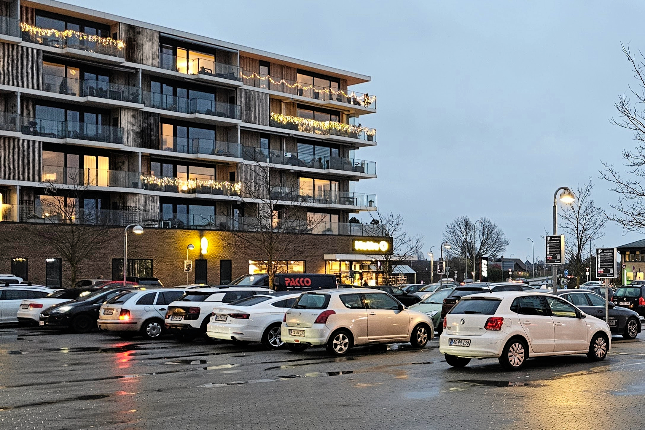 Vallensbæk Stationstorv Syd har blandt andet en Netto, og især muligheden for at købe dagligvarer bliver fremhævet af køberne.