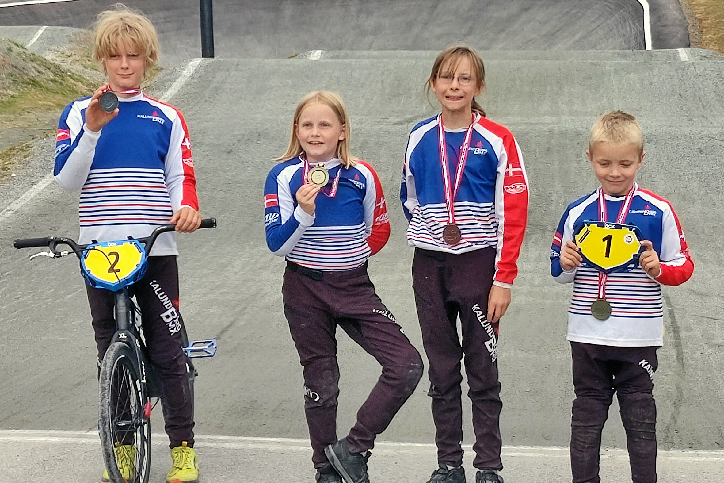 Fire ryttere fra Kalundborg BMX Klub sikrede sig podiepladser ved DM. Fra venstre er det Njord Emil Kepp, Monica Baltzer, Lærke-Marie Hallø Jürs og Nohr Hammerstrøm. Nohr og Monica blev danmarksmestre i deres klasser, mens Njord blev nummer to og Lærke-Marie nummer tre i deres respektive klasser.