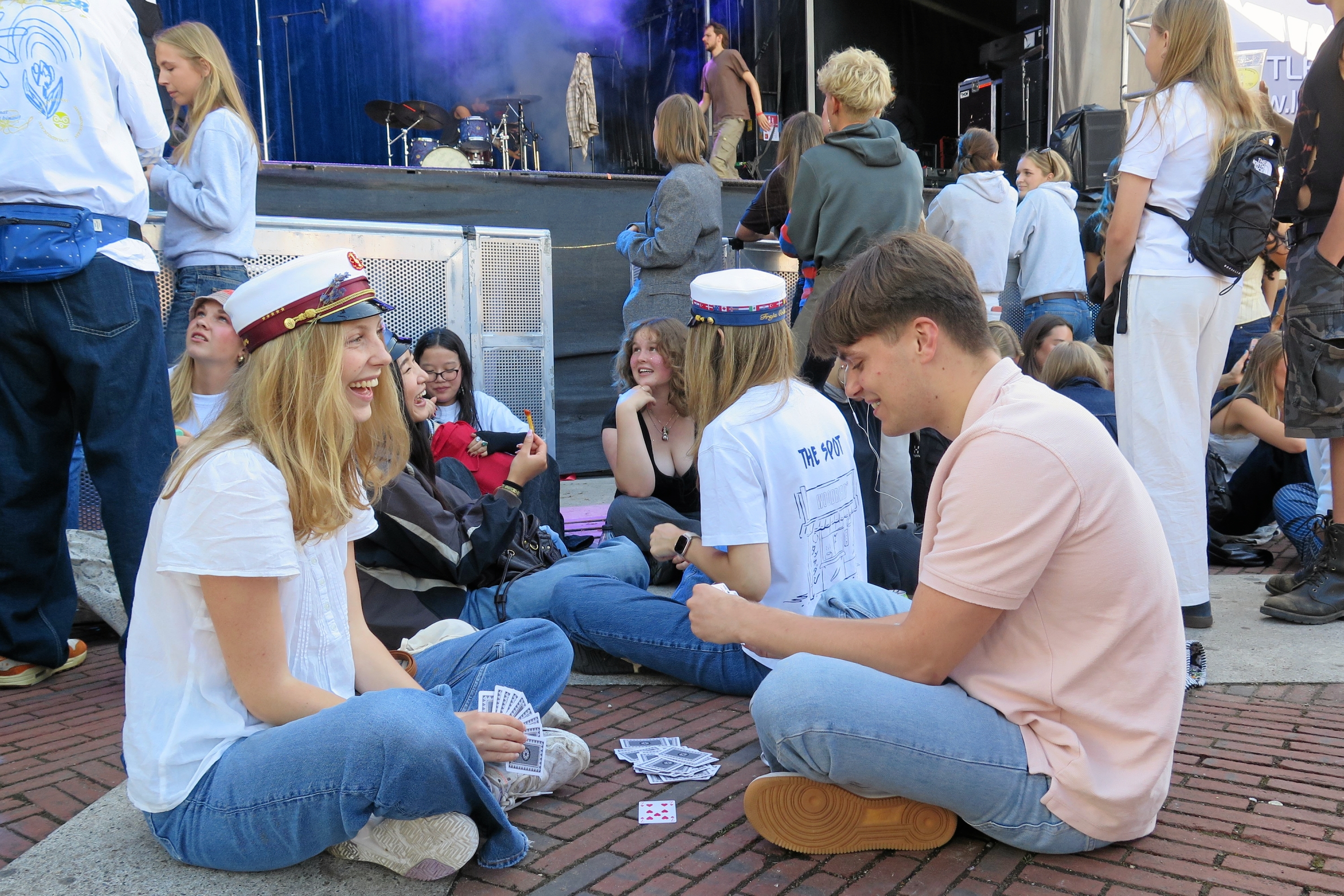Mens scenefolkene gjorde klar, havde de mest inkarnerede fans slået lejr for at få de bedste pladser. - Nina Lise Mens scenefolkene gjorde klar, havde de mest inkarnerede fans slået lejr for at få de bedste pladser.