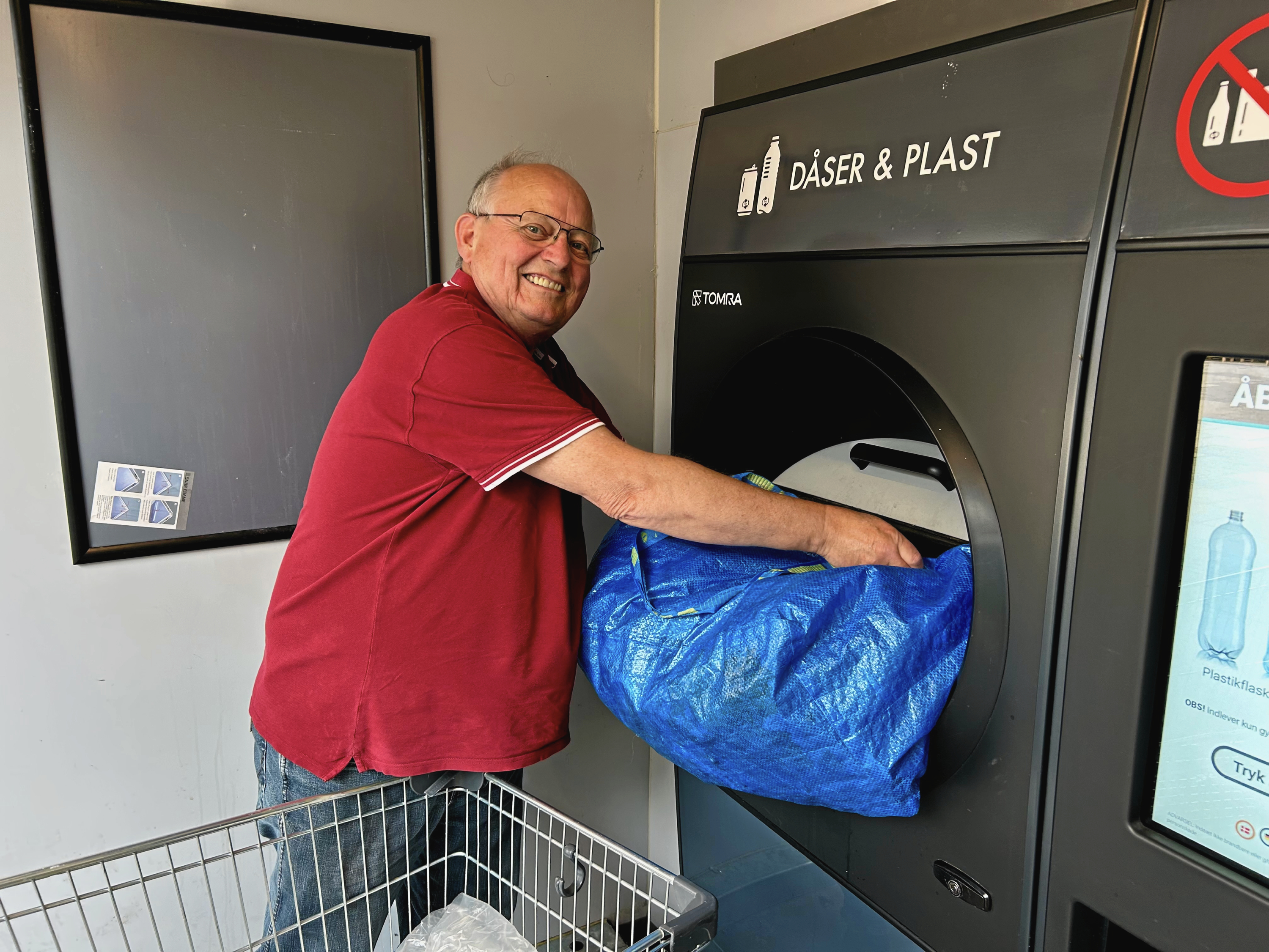 Steen Madsen fra Helsingør var en glad panter, da han mandag eftermiddag prøvede den nye pantautomat for første gang. Han tjente 257 kroner på cirka to minutter.