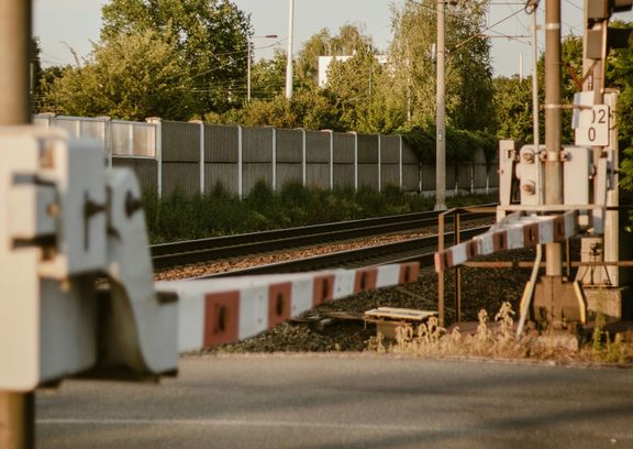 - Det er alt for høje tal. Du må aldrig krydse en jernbaneoverkørsel med blinkende lys, advarselslyde og bommen nede, siger kontorchef Laura Meyer Harrison hos Trafikstyrelsen.