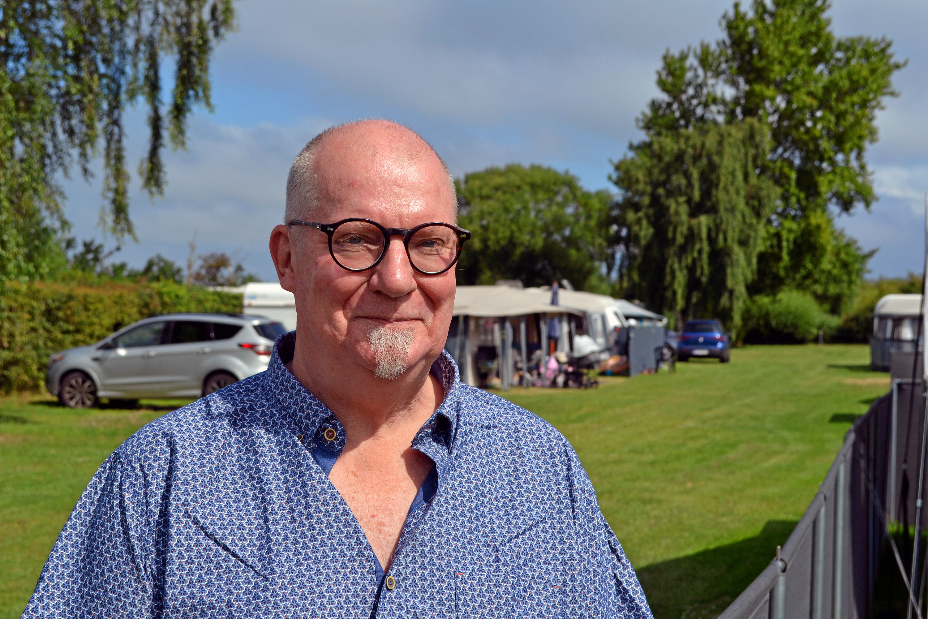 Indehaver af Vesterlyng Camping, Torben Berner, har til Midt- og Vestsjællands Politi sendt både video, billede og kontaktoplysninger på de personer, der den 7. april kørte fra stedet uden at betale - øjensynligt med flere tyvekoster fra pladsen med i bilen. Alligevel har politiet meddelt ham, at man ikke vil efterforske tyveriet yderligere.
