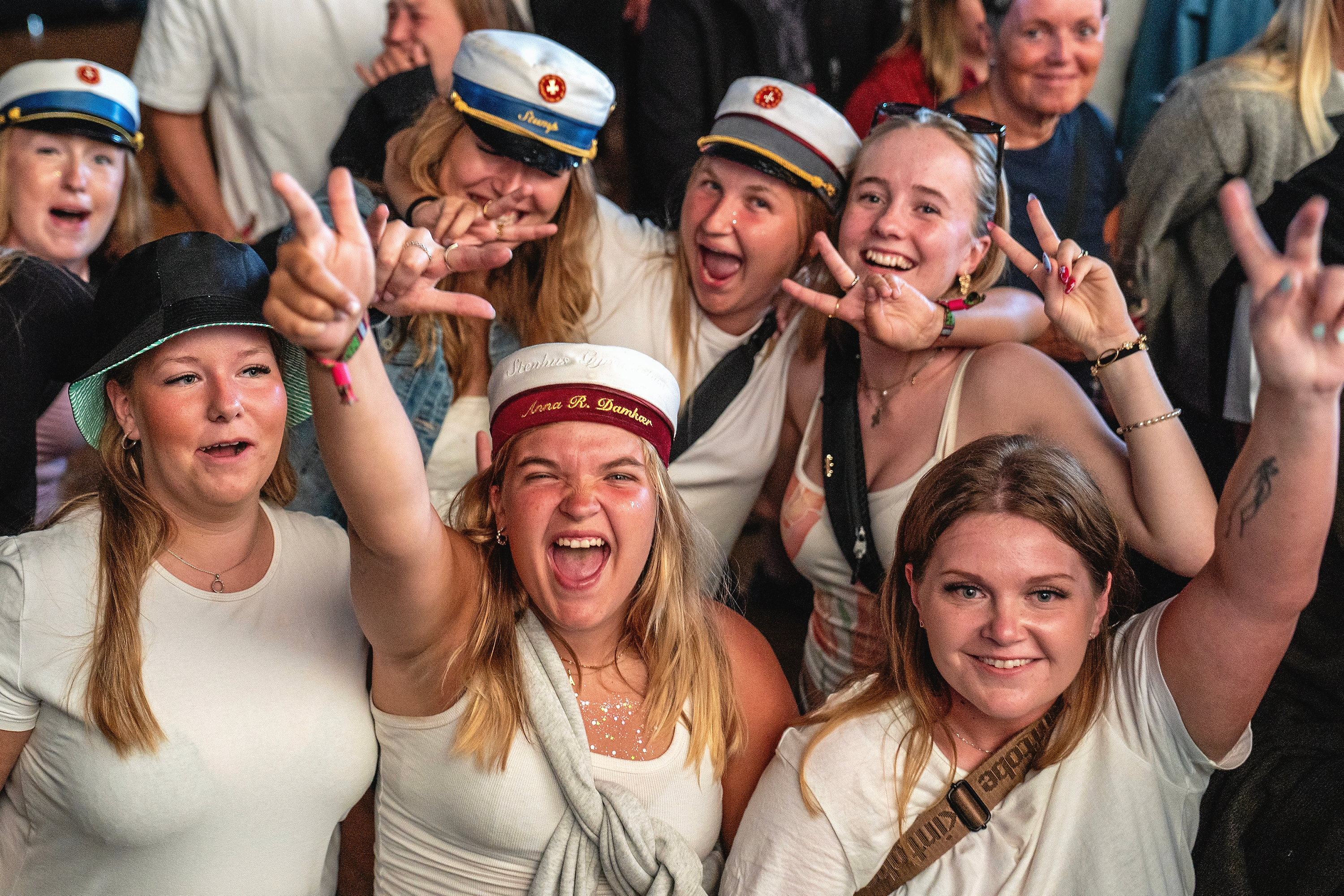 Nybagte studenter gør klar til Svea S-koncerten i HeartBeat-teltet. - Anders Ole Olsen Nybagte studenter gør klar til Svea S-koncerten i HeartBeat-teltet.