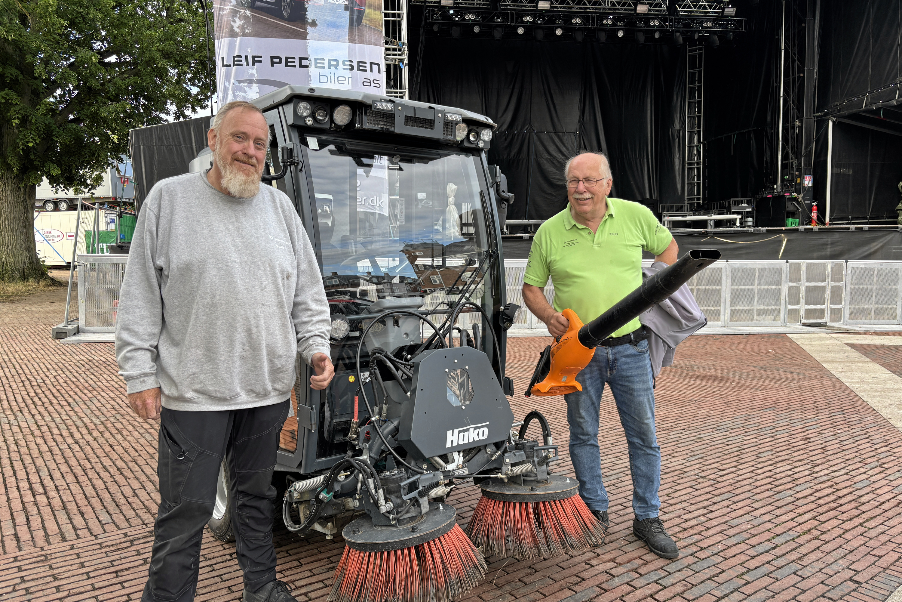Allan Jensen (tv.) fra O.P. Ejendomsservice og krolfspiller Knud Larsen rydder op om morgenen efter koncerterne på Slotstorvet.