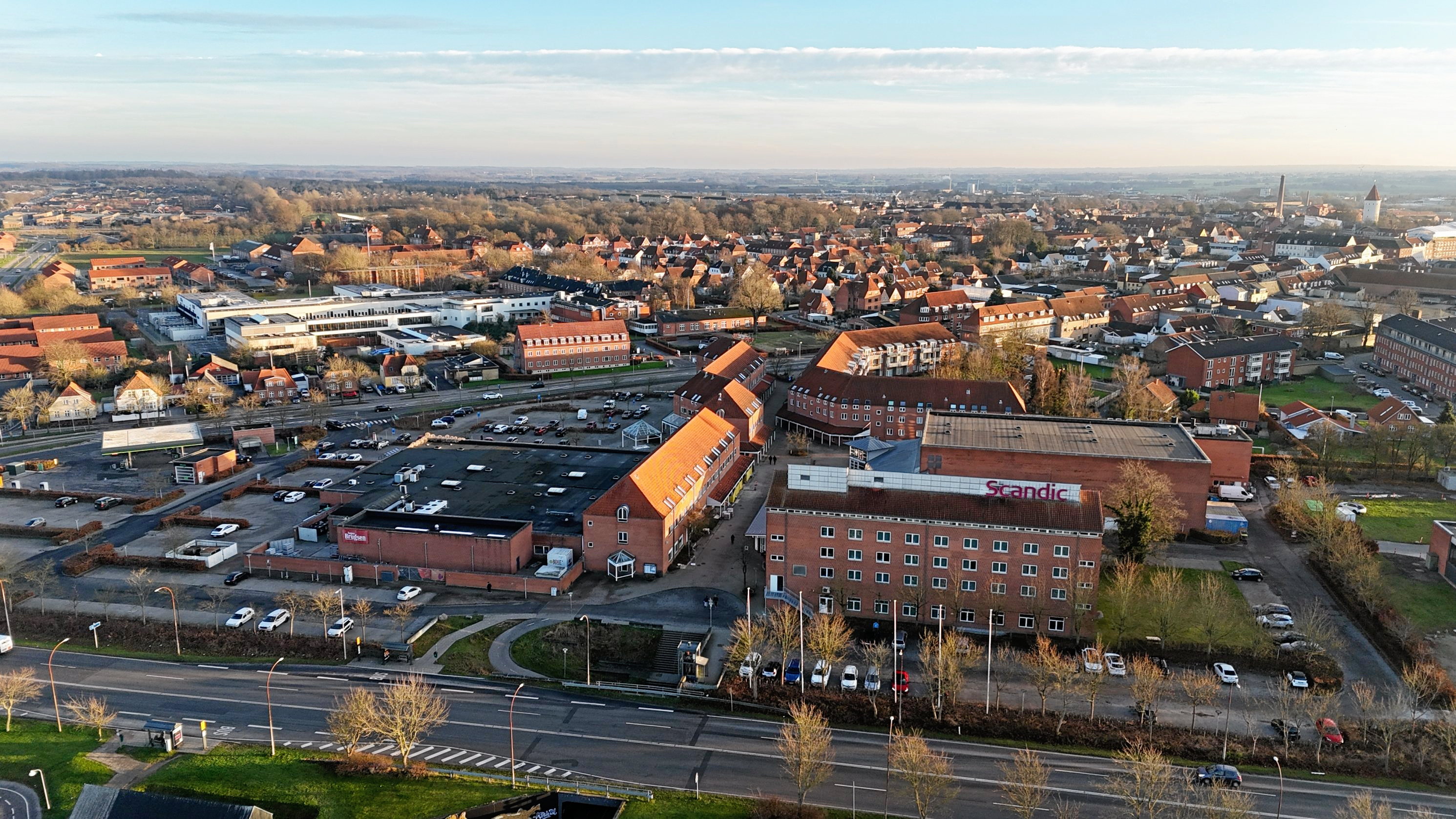 Nørretorv rummer blandt andet Scandic og SuperBrugsen. Nu er bygningerne på lokale hænder.