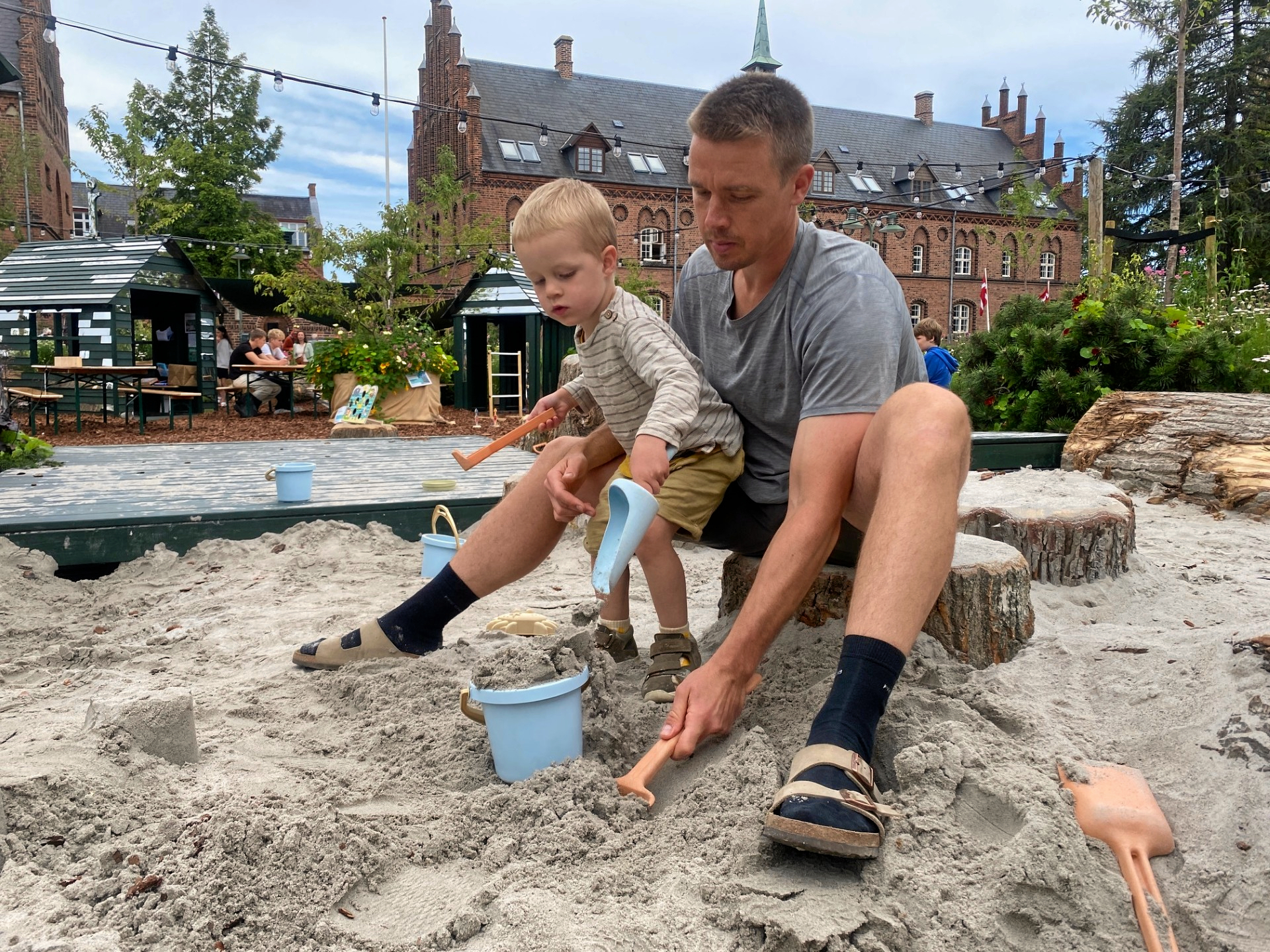 Anders Bødker og treårige William er glade for at kunne bruge torvet som børnefamilie. Det er noget, de ellers mangler i bymidten.