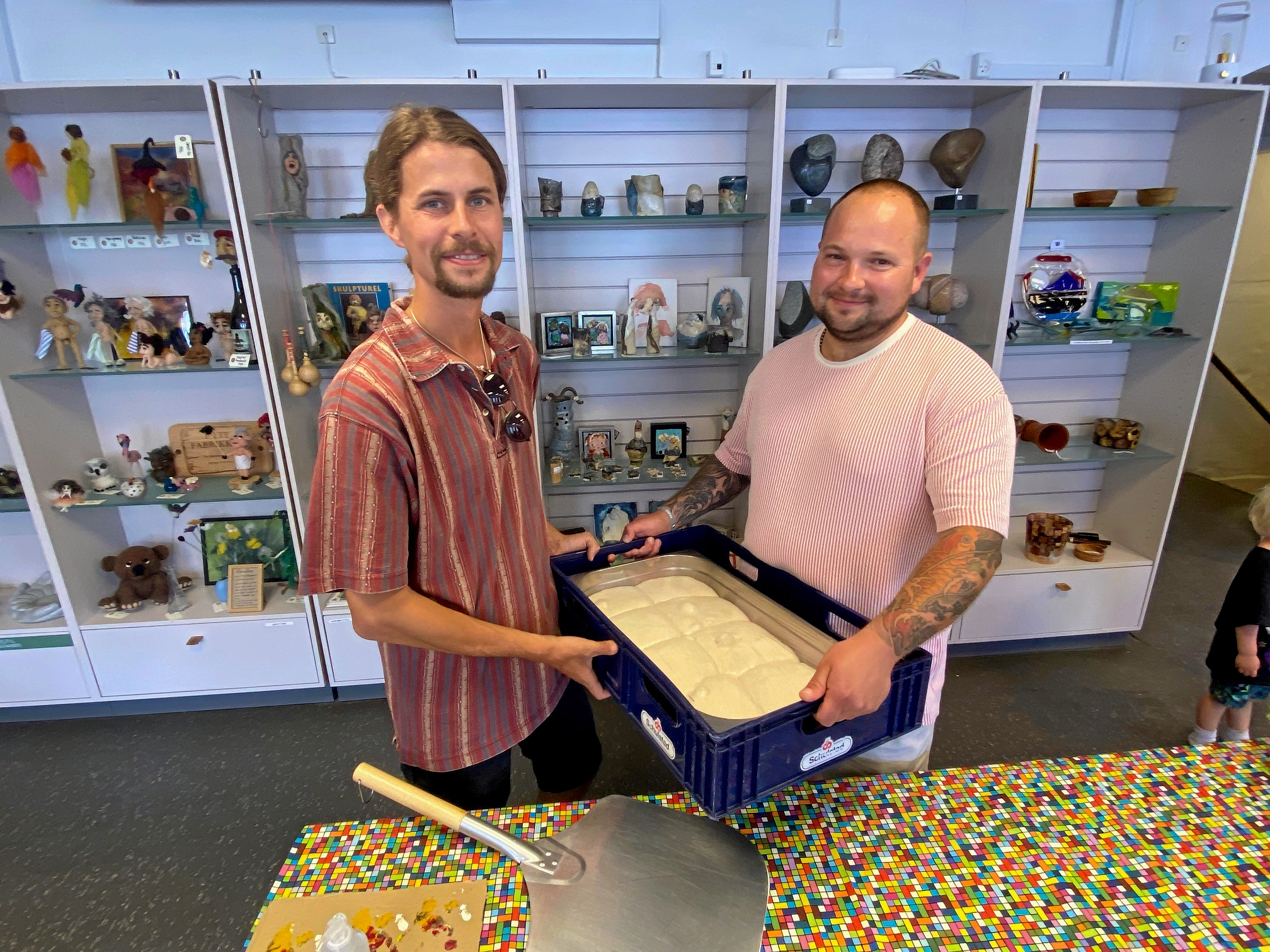 Mads Marckmann (tv) stod for pizza-arrangementet i det gamle apotek. Piotr Matuszak havde lavet surdejen.