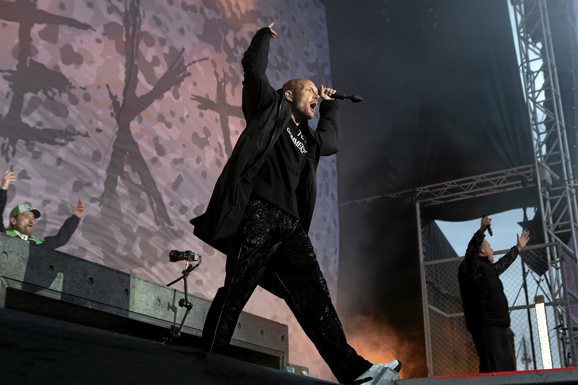 Højenergiske Orgi-E i front for Suspekt på Vig Festivals Stor Scene.