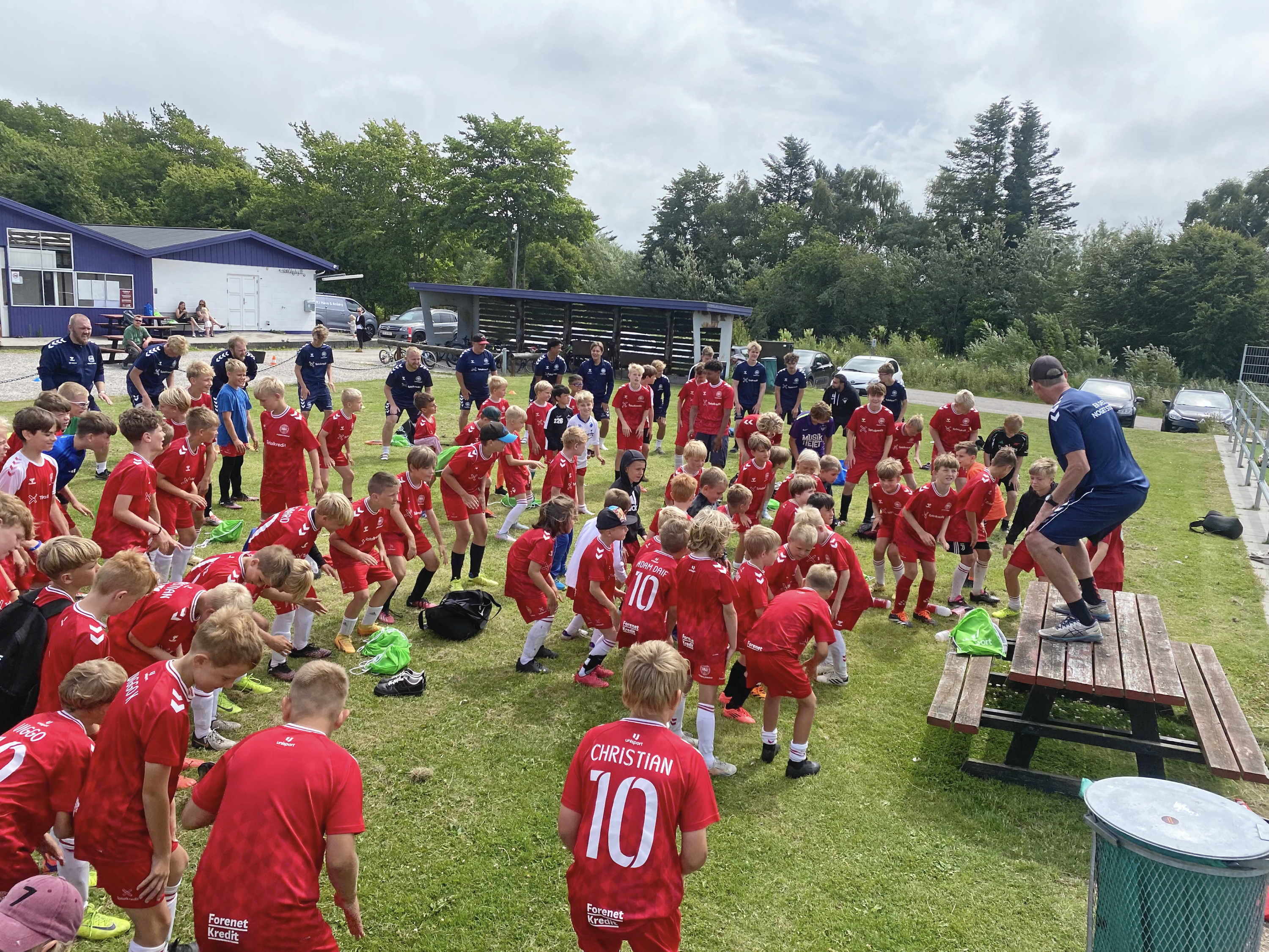 Den traditionsrige fodboldskole hos Vejby-Tisvilde Fodbold blev i år afholdt med hjælp fra masser af unge frivillige.