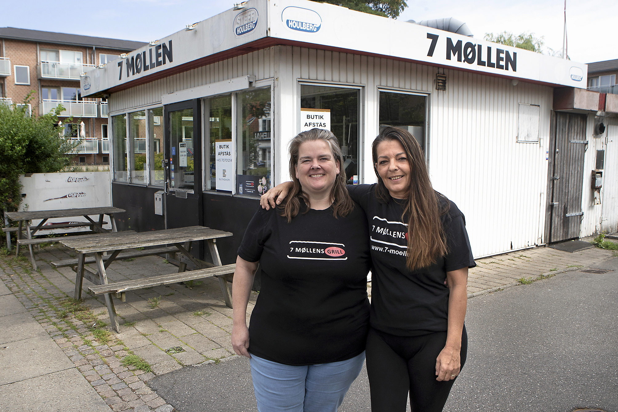 48-årige Linda Hartvigsen og 53-årige Jette Lyberg sælger deres elskede grillbar efter 71 år tilsammen bag disken.