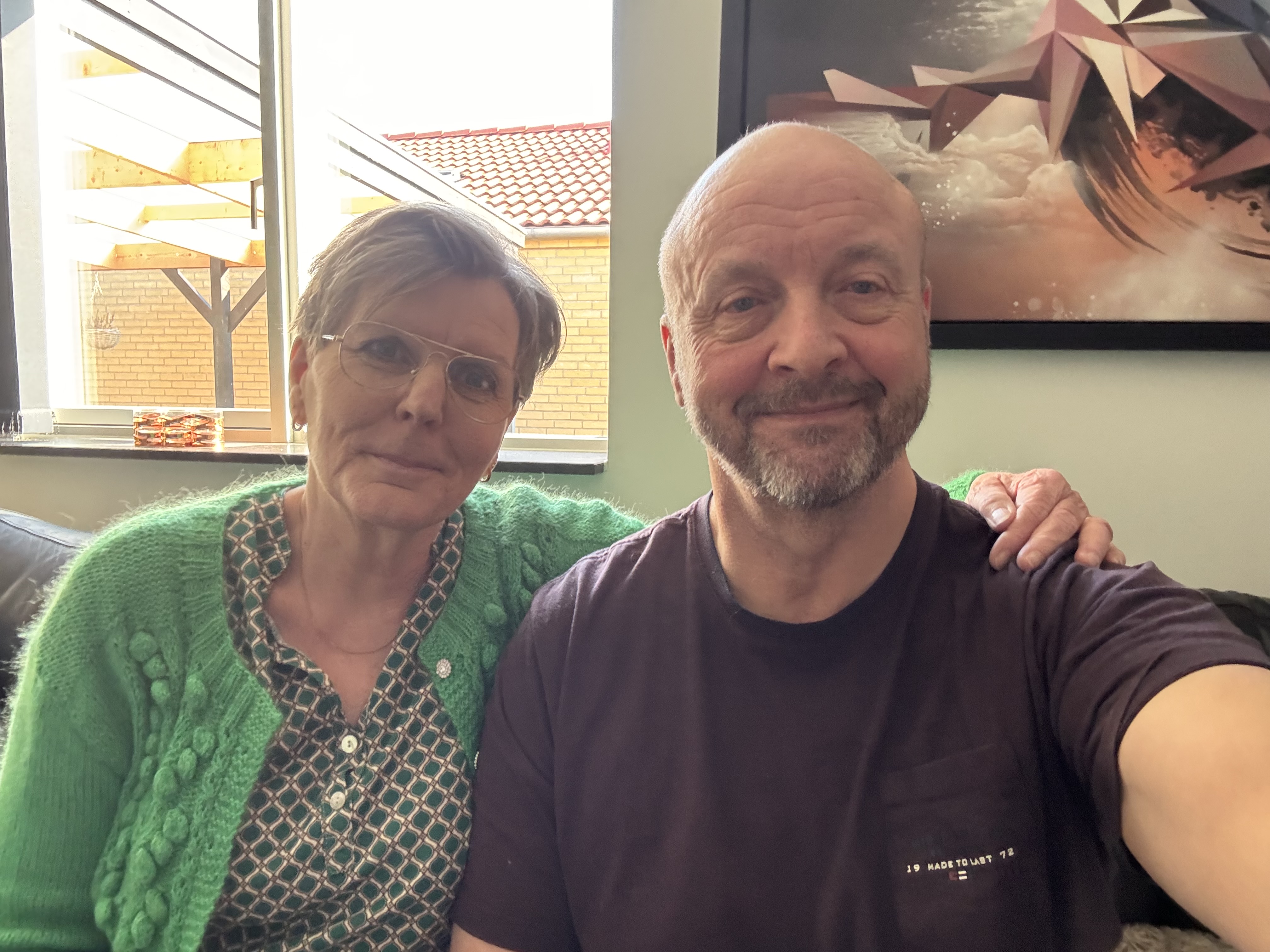 Hanne og Per Allesø havde glædet sig til at skulle sidde i deres nye sofa, men nu frygter de, at den aldrig dukker op.