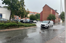 Bilerne forsøger at køre igennem regnen i Ringsted. - Lucia Lopez Pintos Bilerne forsøger at køre igennem regnen i Ringsted.
