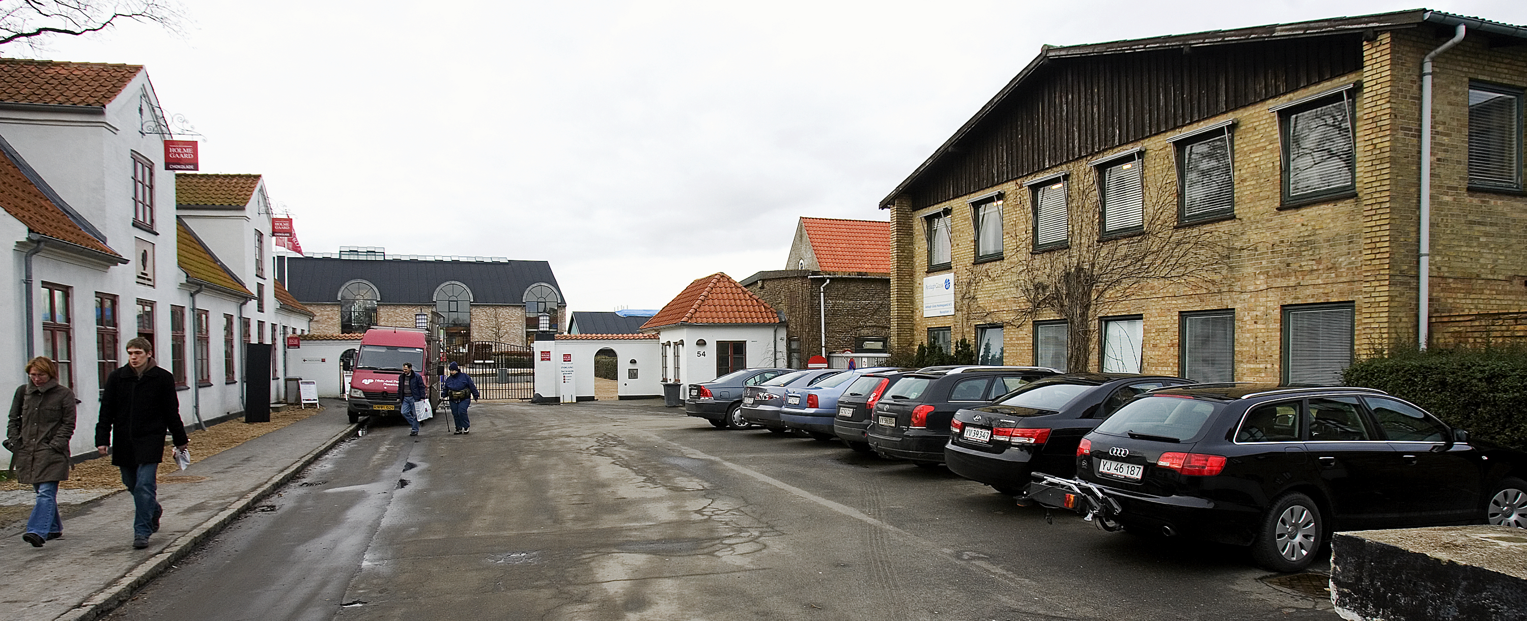 På Glasværksvej ligger Ardagh til højre, hvor administrationen holder til i den gule bygning ud mod vejen, mens kunstdelen af Holmegaard Glasværk i dag er blevet til Holmegaard Værk og ligger lige frem indenfor porten.