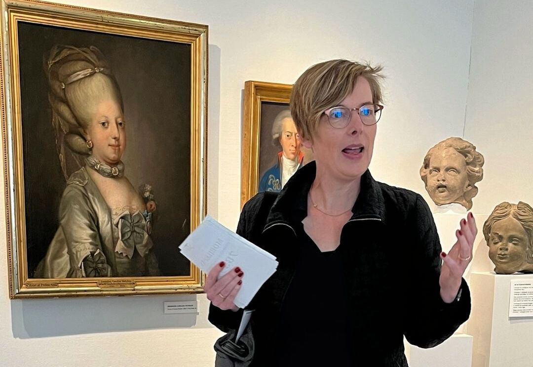 Forfatter Malene Rossau viser søndag den 20. juli rundt i museets udstilling og fører an i en kulturvandring i Hørsholm Slotshave.