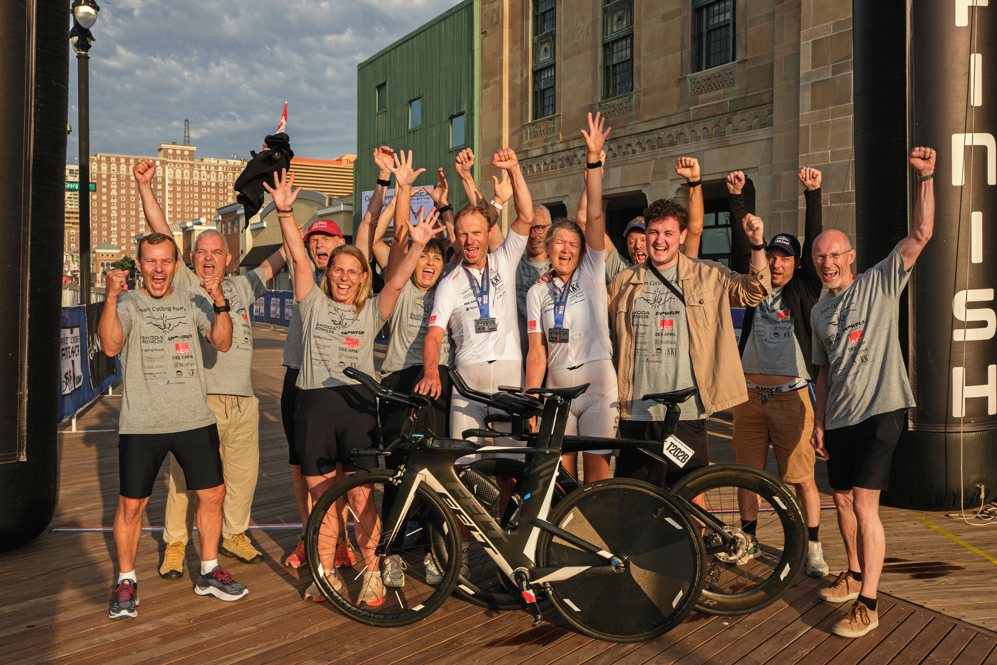 Mikkel Justesen og Pernille Kinnunen jublede sammen med resten af Team Cycling Power over at have gennemført Race Across America. Yderst til venstre står Troels Huus, der kom med som hjælper med en uges varsel.