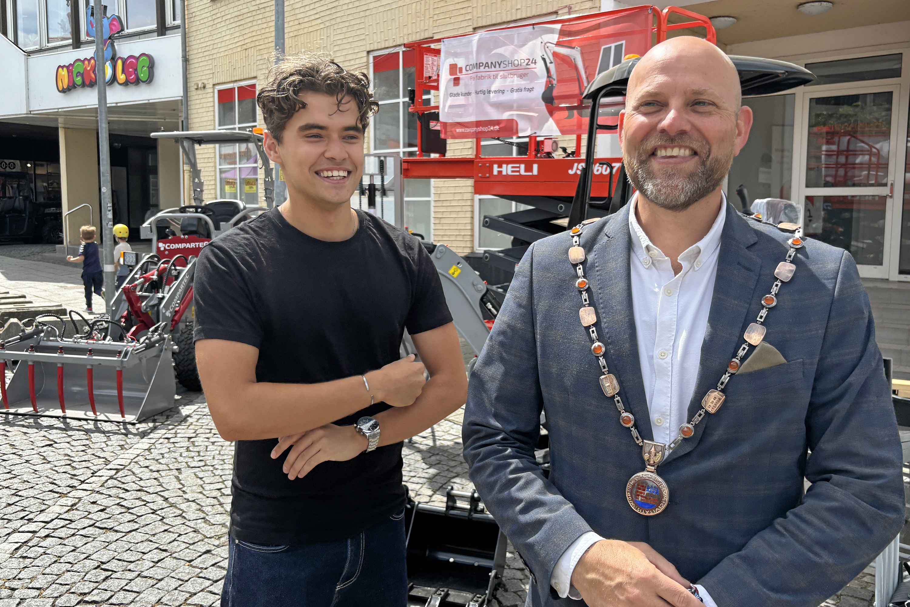 Michael Wittrock (tv.) var sammen med Mikael Smed, da borgmesteren for nylig åbnede Vordingborg Festuge på Stentorvet.