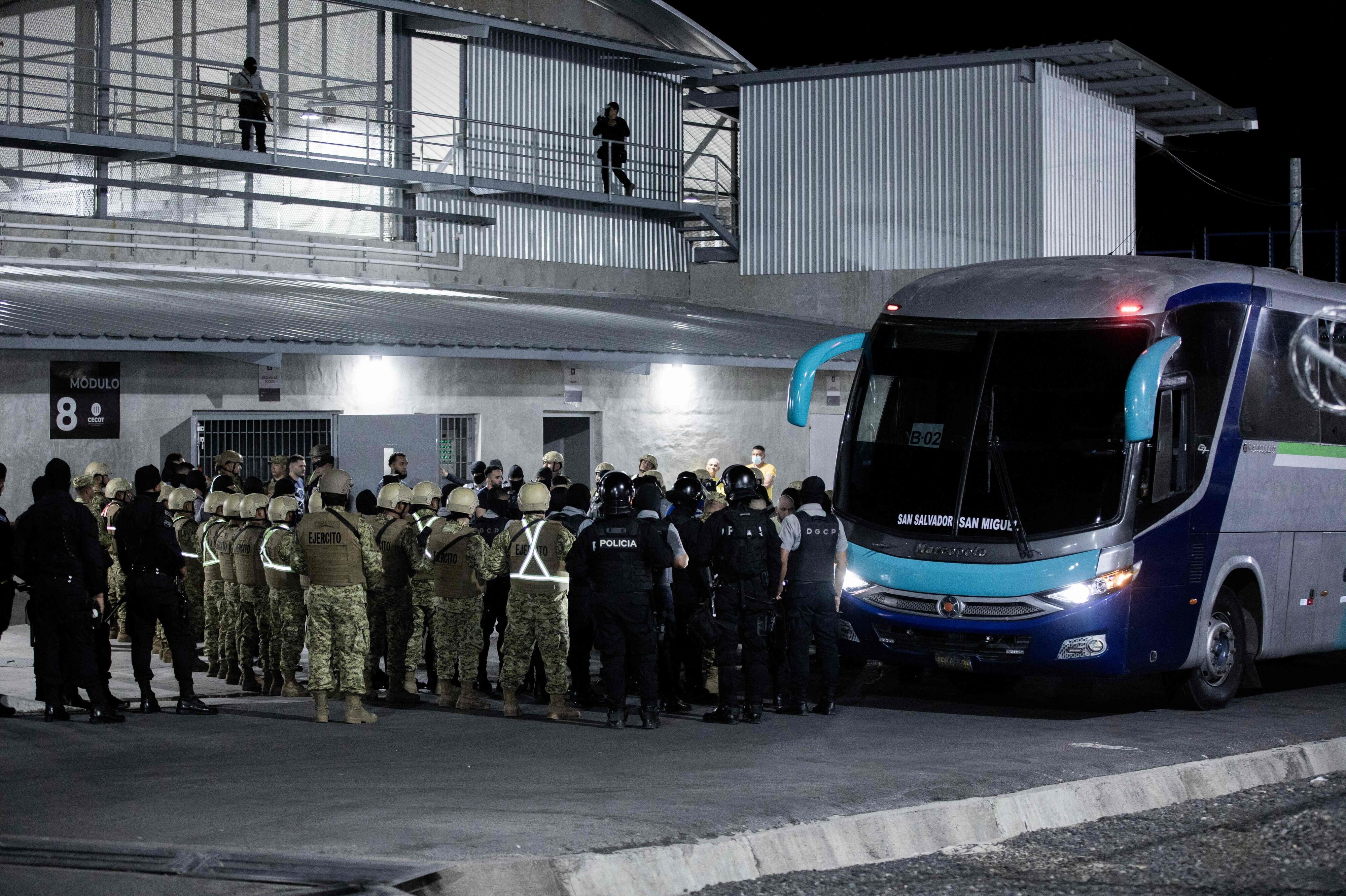 Billedet viser venezuelanske migranter stige om bord på en bus uden for megafængslet Centro de Confinamiento del Terrorismo (CECOT) i El Salvador fredag. (Arkivfoto).