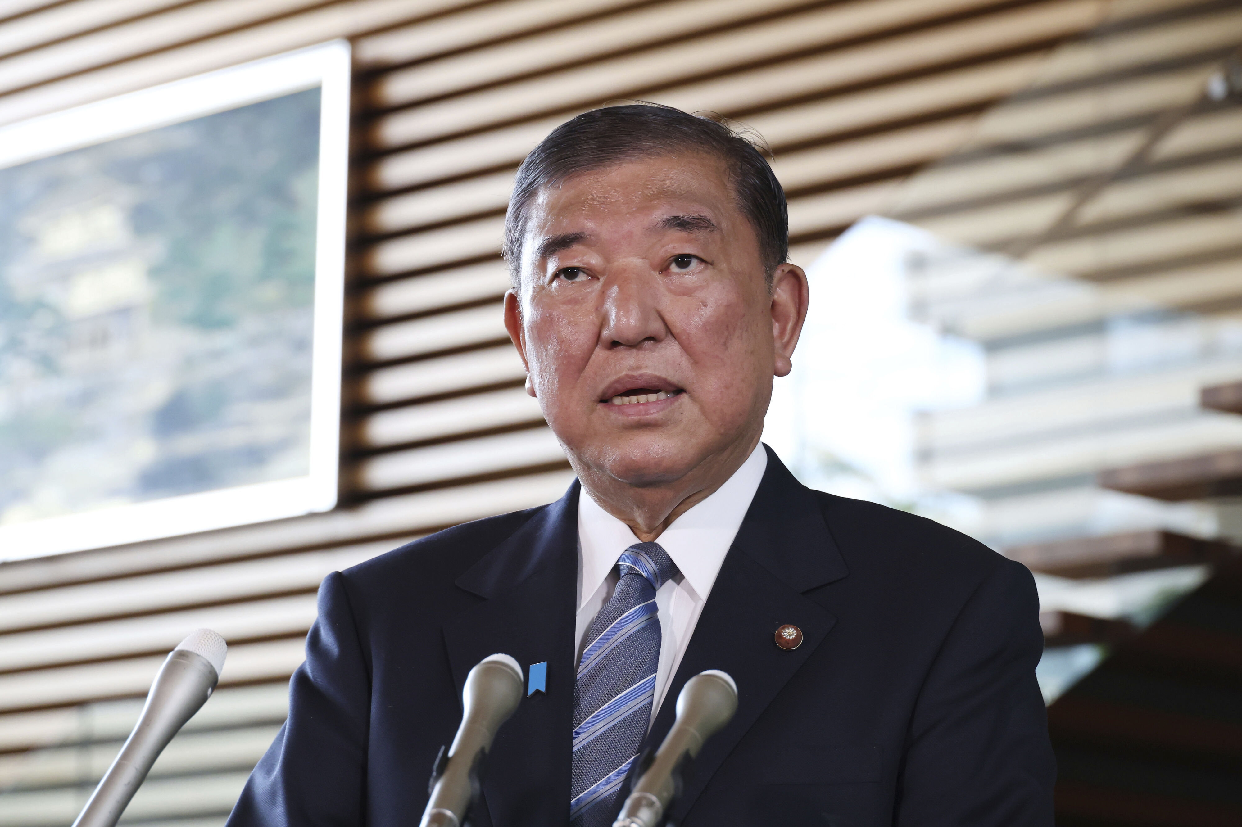 Japans premierminister, Shigeru Ishiba, vil ikke kommentere på handelsaftalen med USA, før han har nærlæst den. Det sagde han umiddelbart efter, at Trump havde annonceret aftalen.