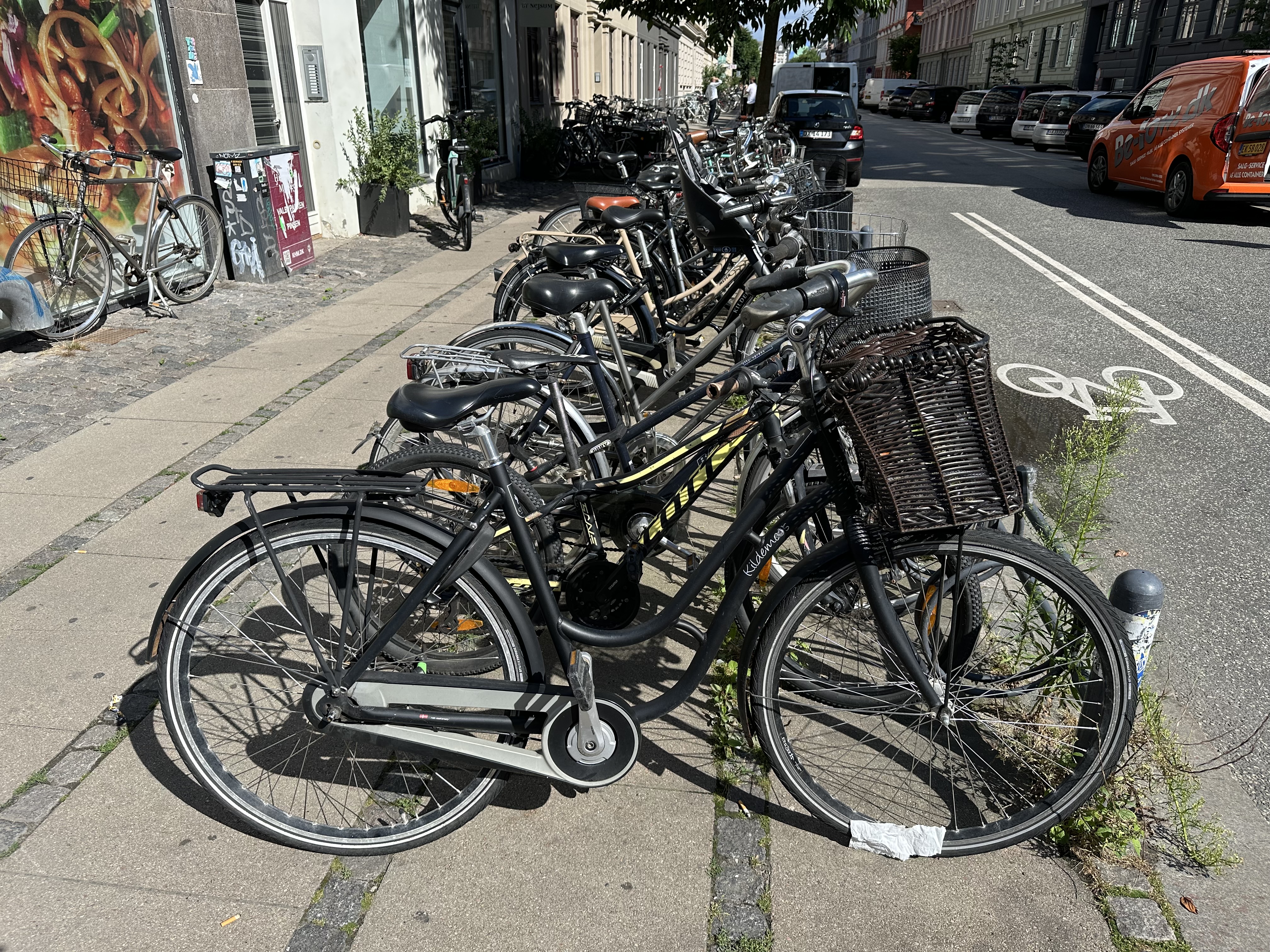 En storcykeltyv har været på spil i en række byer på Sjælland.