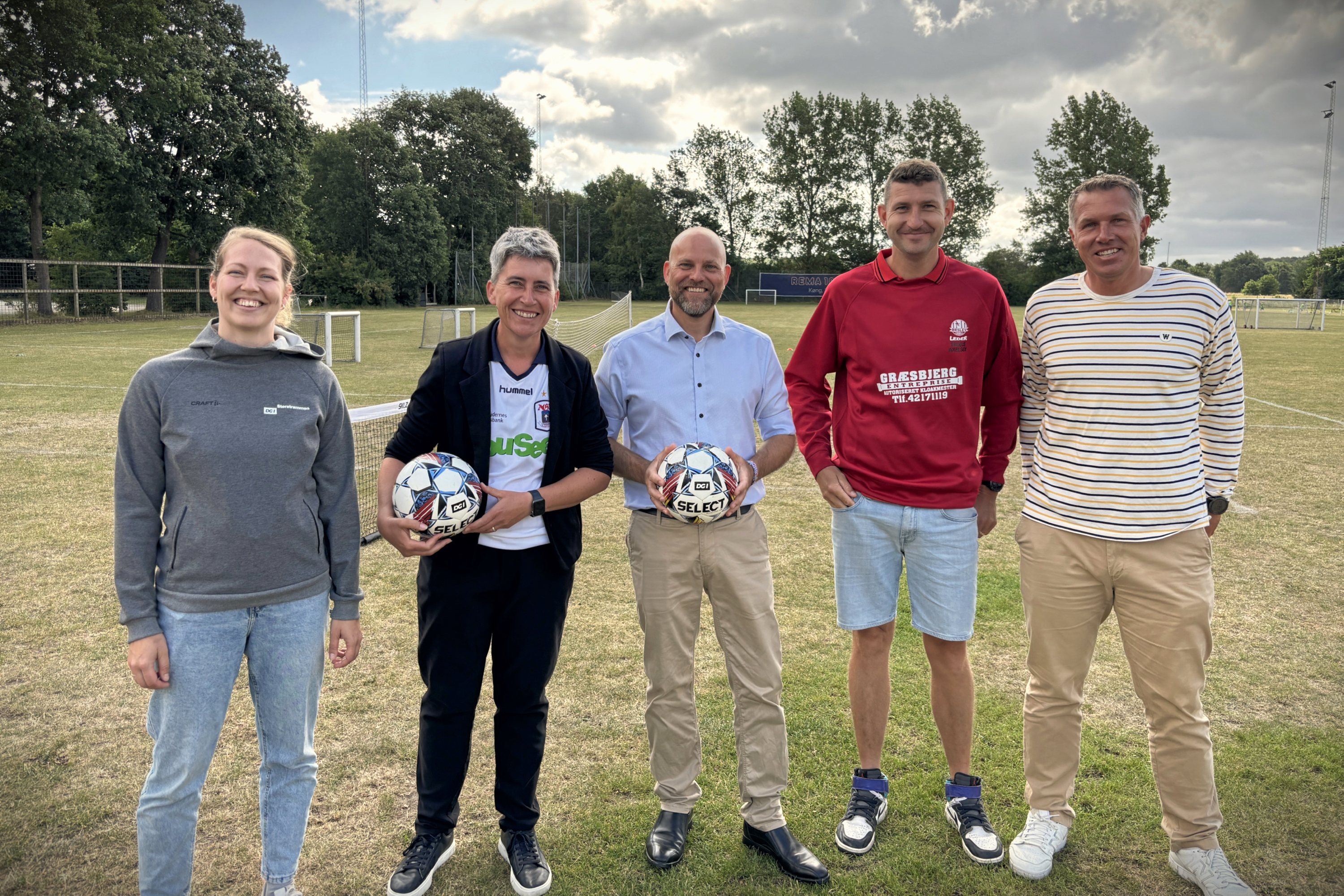 Det er her i baggrunden, at Ørslev IF drømmer om at få en ny kunstgræsbane. Fra venstre ses Camilla Brugsvang, DGI Storstrømmen, Brit Skovgaard (S), Mikael Smed (S), Ørslev IF's formand, Troels Axelsen, og Michael Seiding Larsen (V).