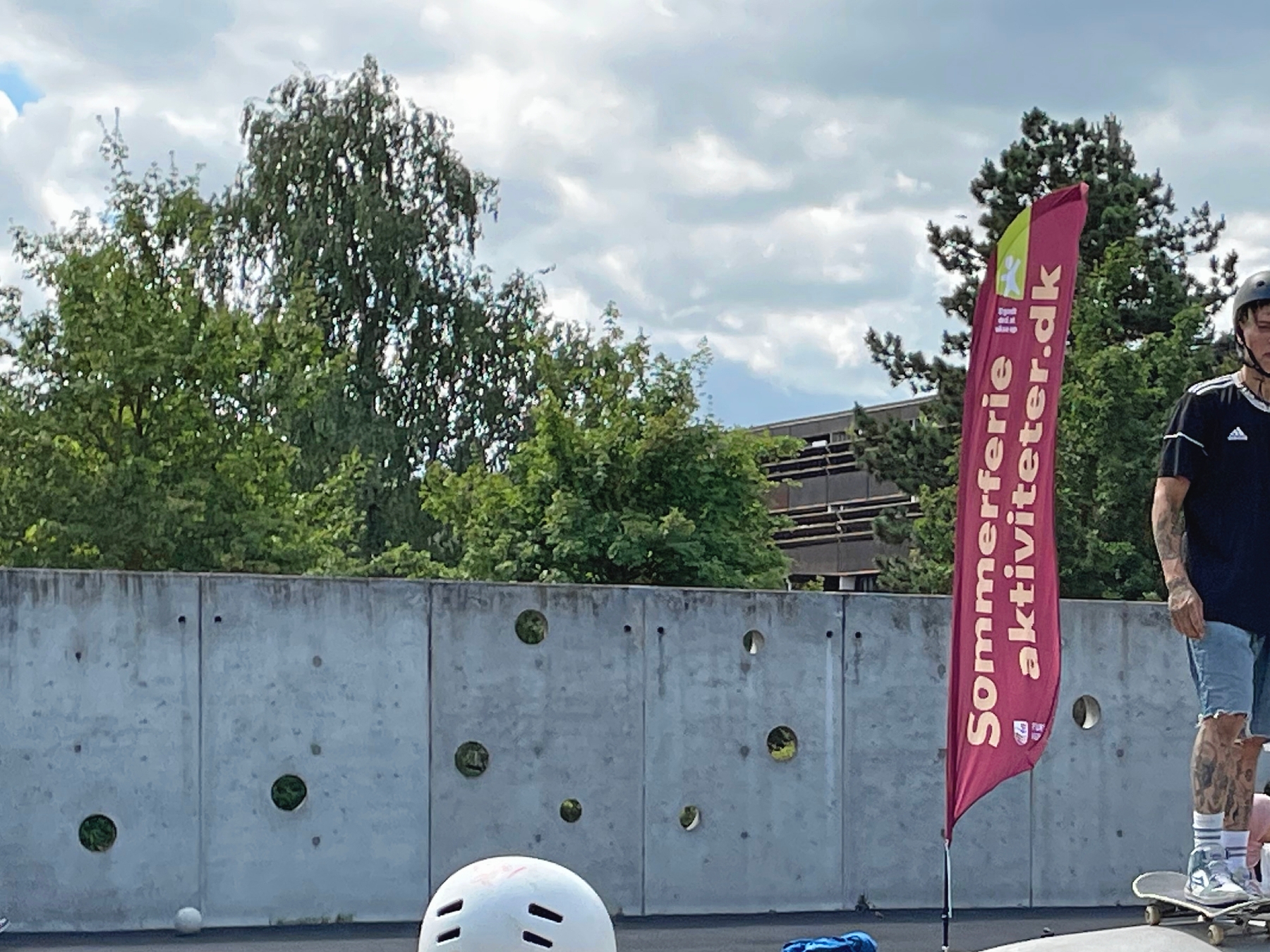 Børn og unge tester skills og får tips fra instruktører under skate-event’en ved Farum Midtpunkt, som der holdes én mere af fredag den 1. august. - Furesø Kommune Børn og unge tester skills og får tips fra instruktører under skate-event’en ved Farum Midtpunkt, som der holdes én mere af fredag den 1. august.