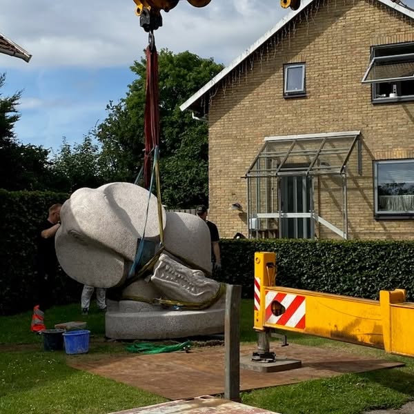 - Jeg tror, jeg har set det største, der er sket, da jeg så en elefant fløj 🎶 Tankerne leder en hen på historien om Dumbo, for i dag kunne beboerne i Horsevænget virkelig se en elefant flyve. Sådan indleder Rødovre Kommune om flytningen af deres skulptur.