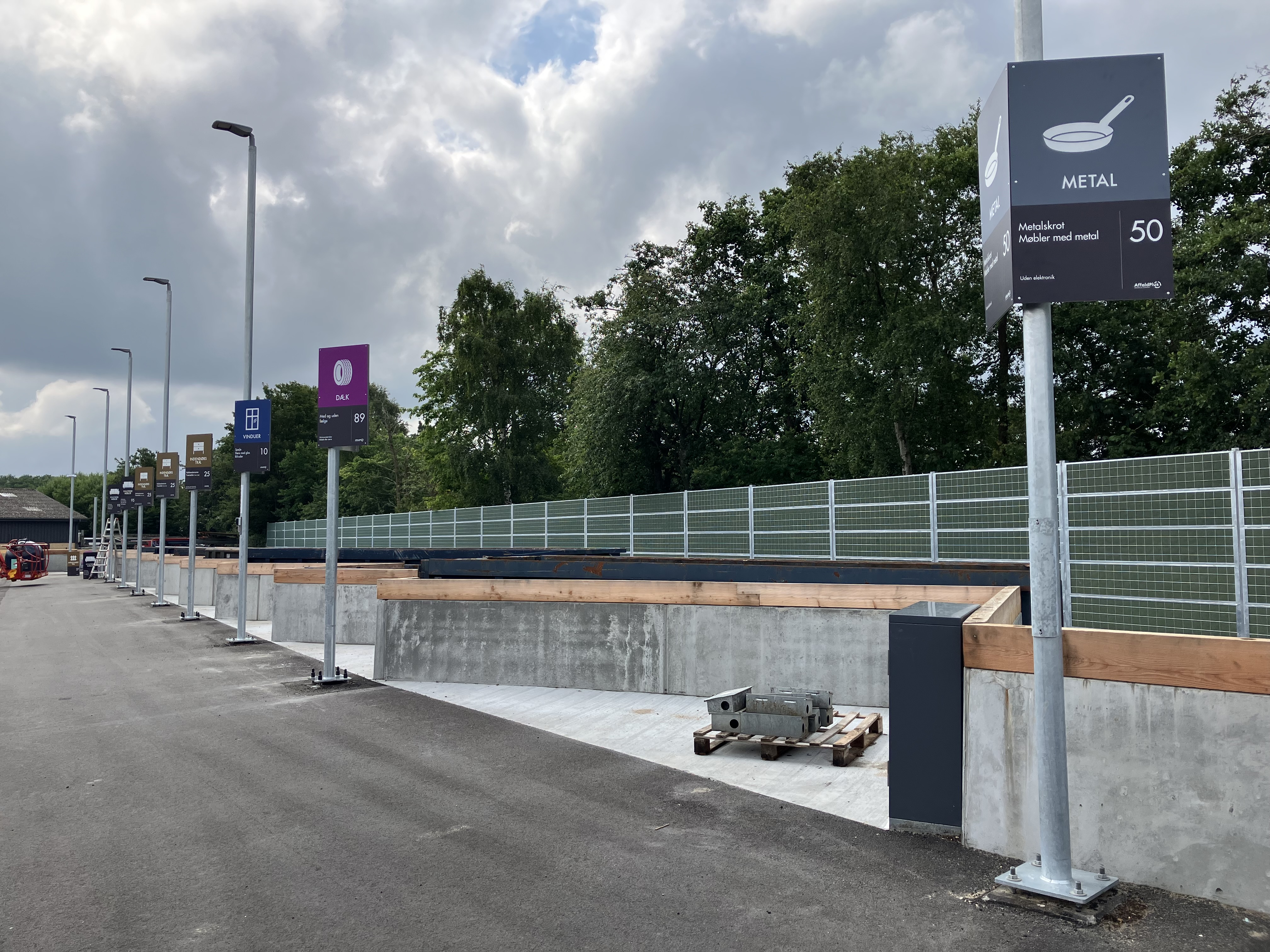 I stedet for de gamle stiger, som man skulle kravle op ad med sit tunge affald på slæb, er der nu kommet nedsænkede containere på pladsen.