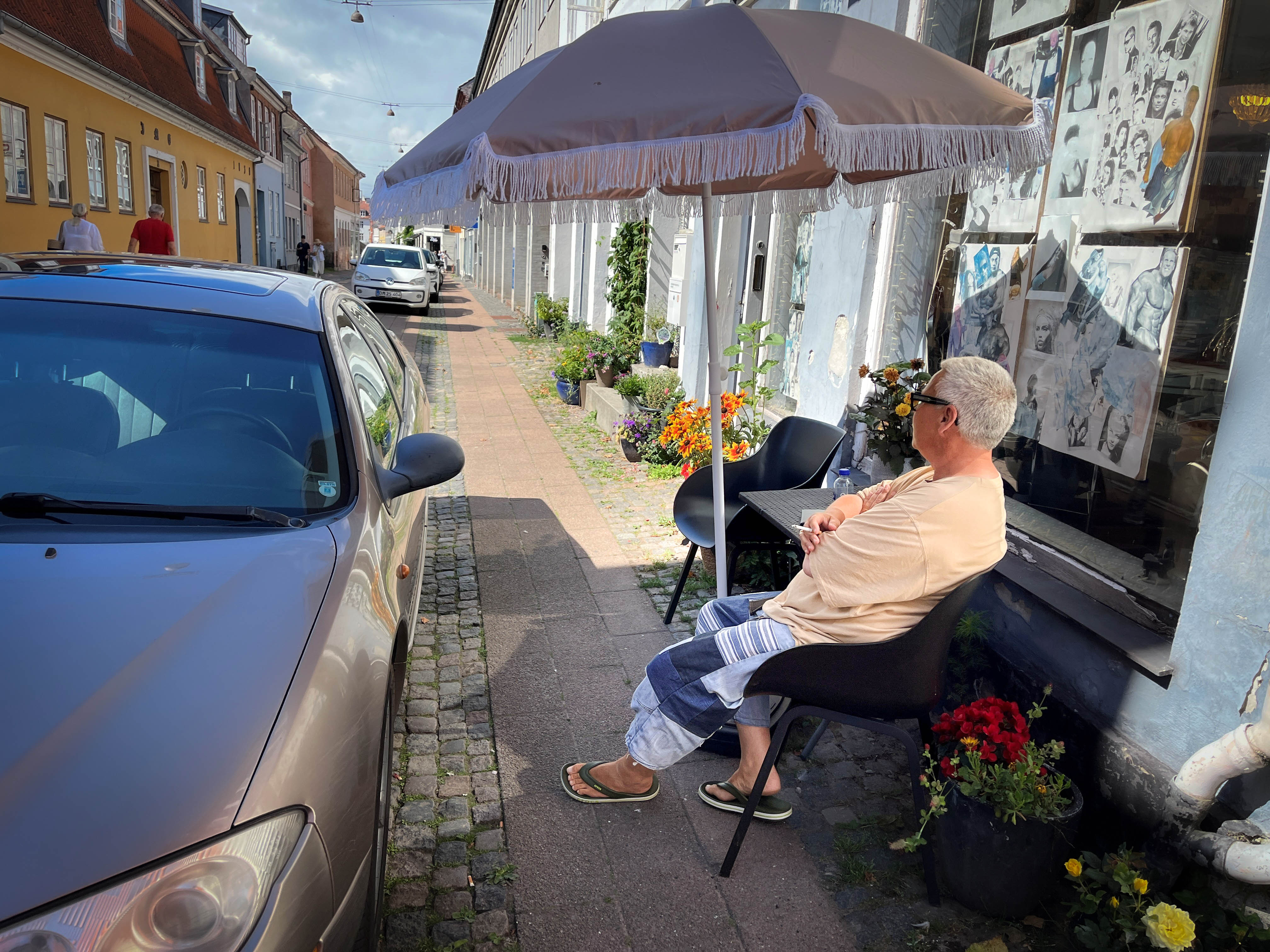 Siden maj har Lui Henri von Kohl og andre beboere nydt godt af hyggen ved cafébordet i Sct. Olaigade.