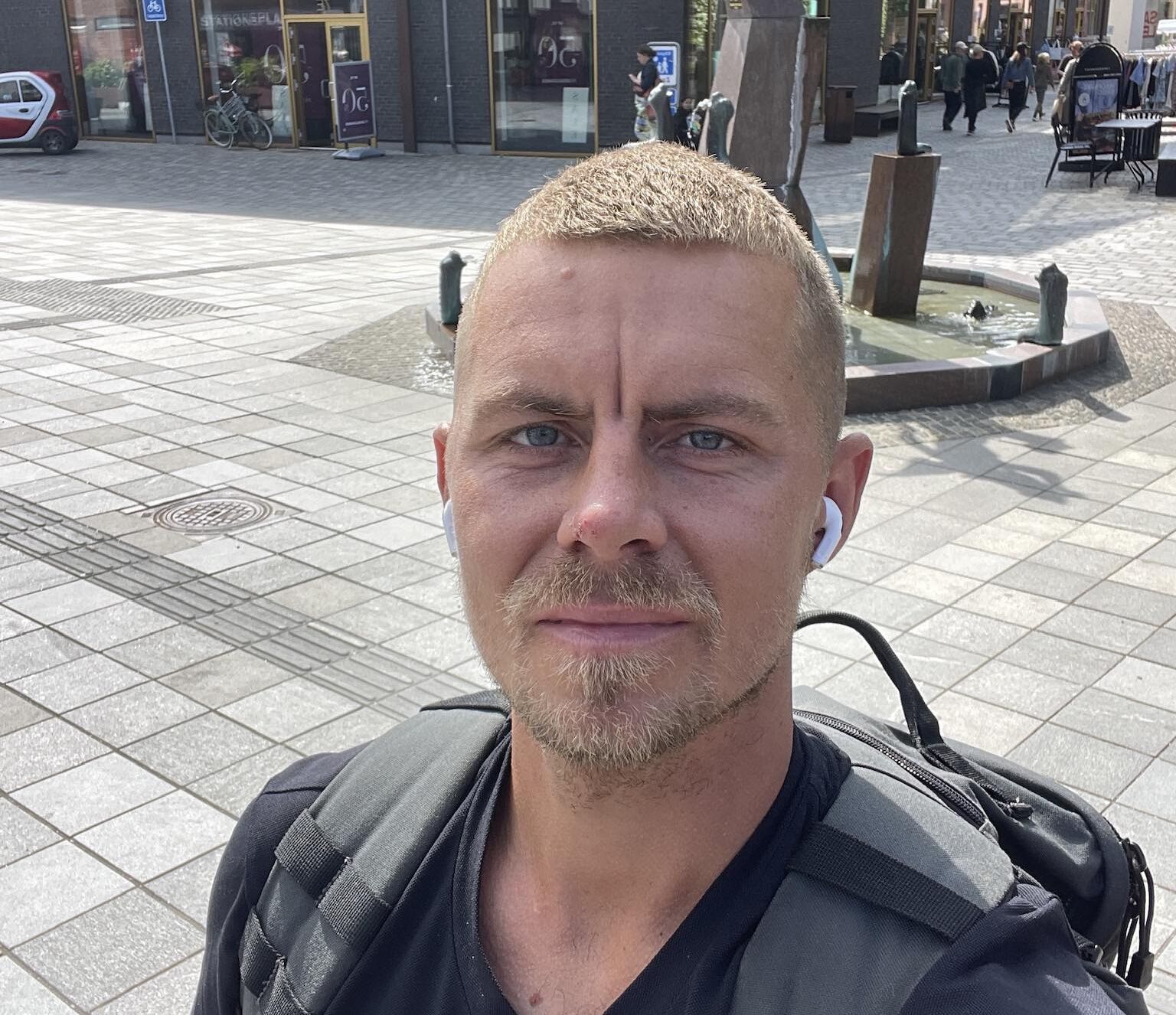 Store dele af Patrick Simiglais liv har været et sandt mareridt. Alligevel har han formået at komme ud på den anden side.