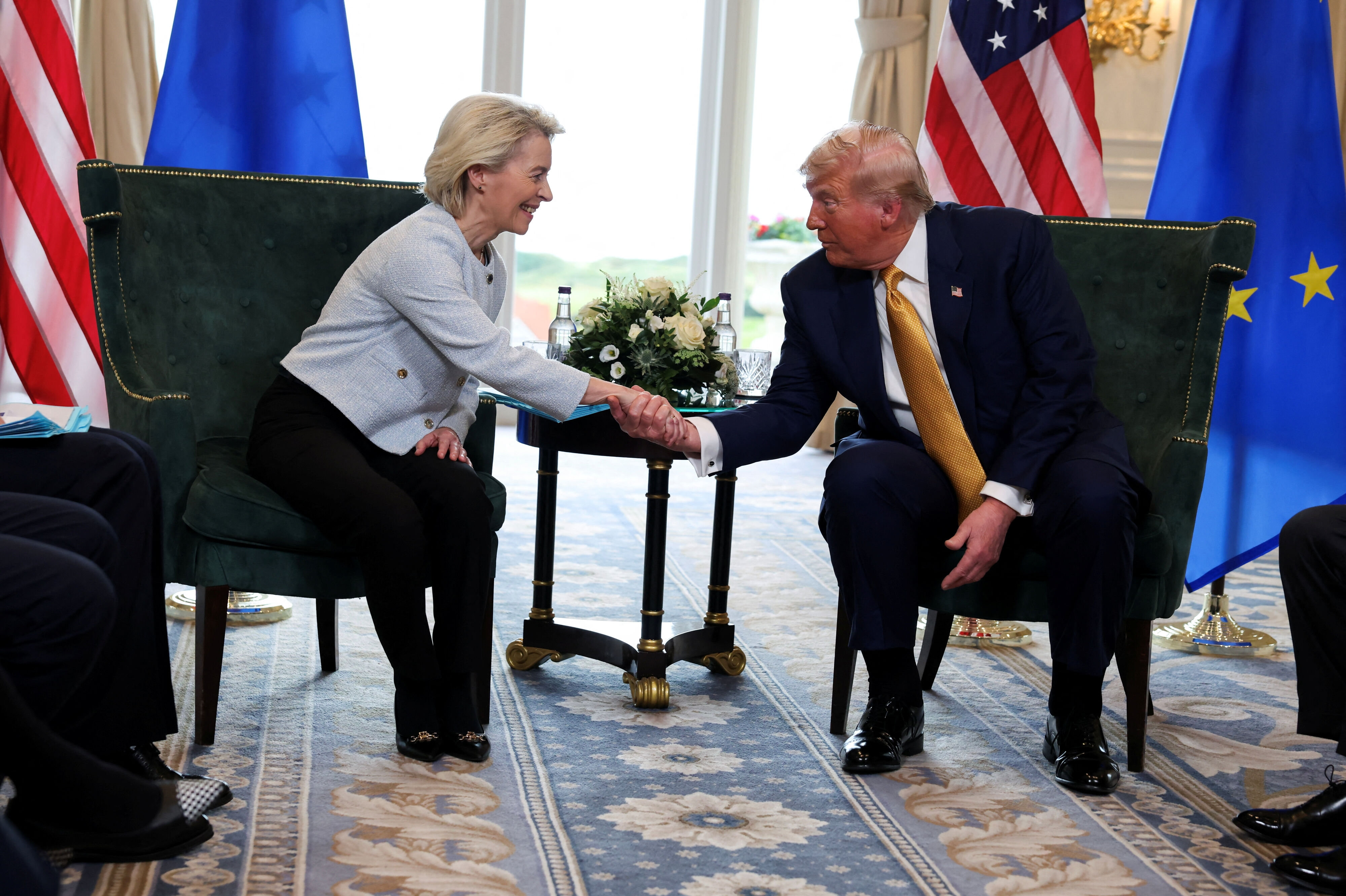 USA's præsident, Donald Trump, trykker hånd med EU's kommissionsformand, Ursula von der Leyen, forud for mødet mellem de to søndag aften på Trumps golfresort i Turnberry i Skotland. Kort efter håndtrykket er en aftale om toldsatser faldet på plads.