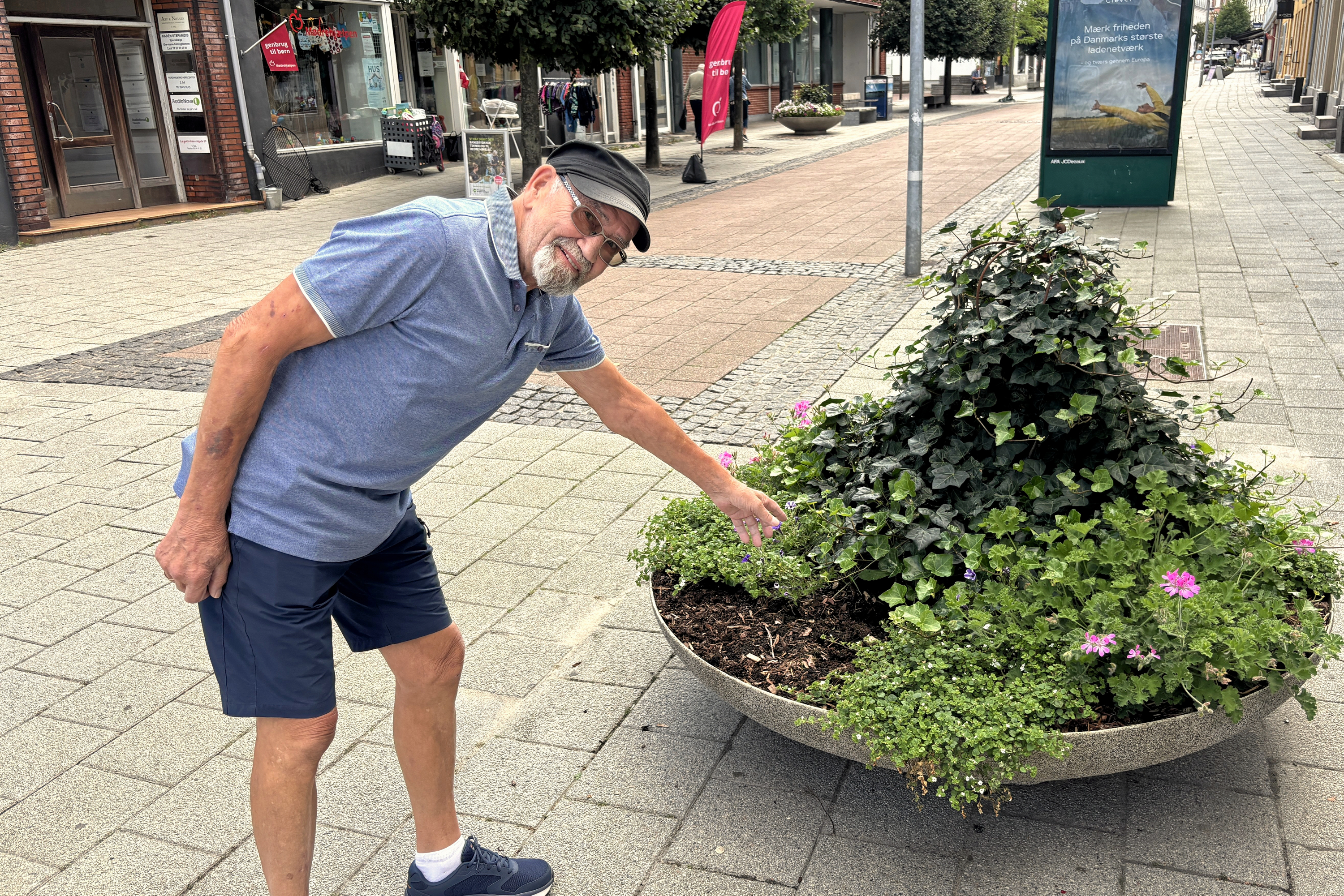 Per Vængtoft viser et stykke med bart i en af blomsterkummerne i Algade.