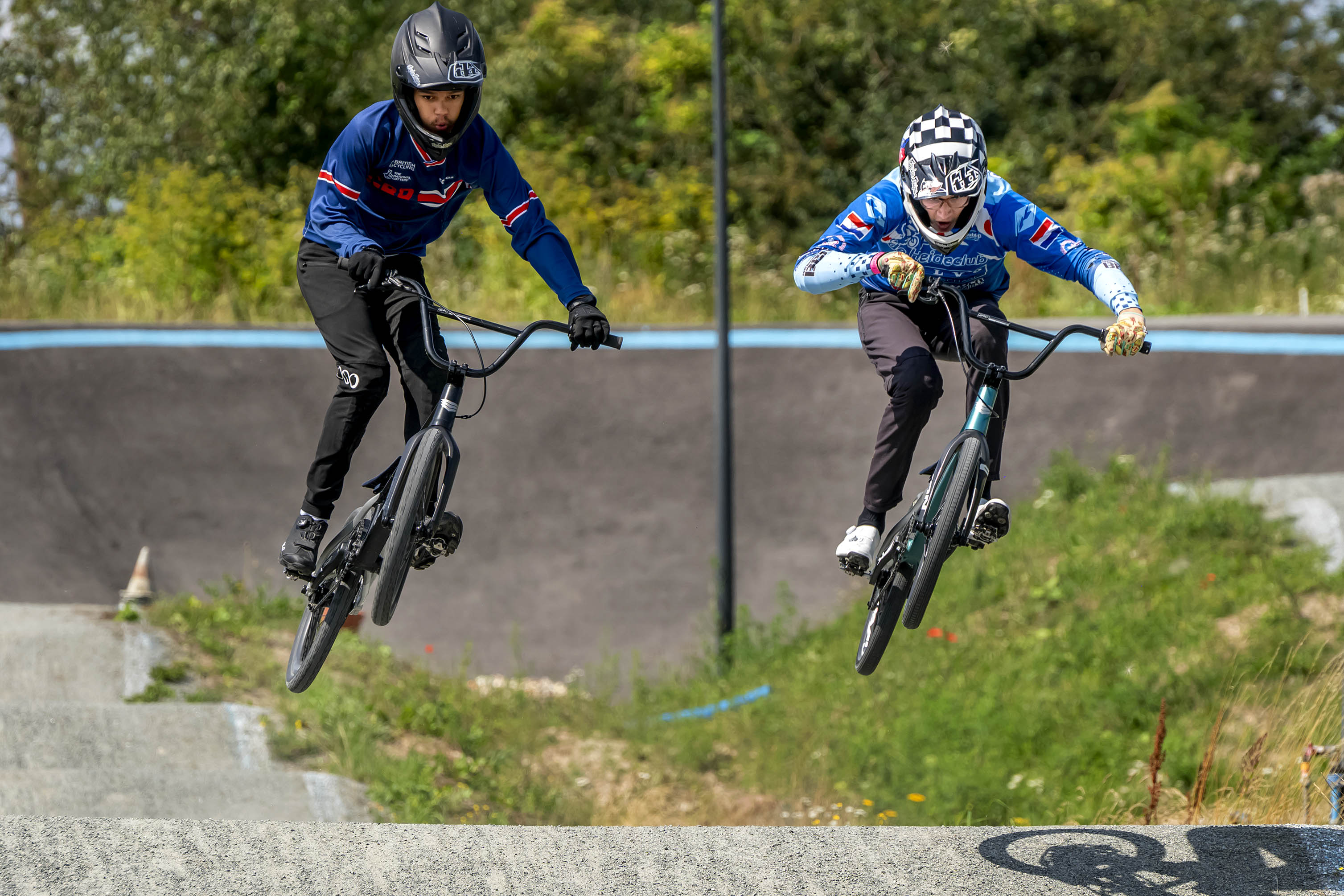 Roskilde BMXs bane bliver brugt til træning af flere af de ryttere, som er til VM i København. Her ses en rytter fra Storbritannien (tv) side om side med en hollandsk rytter.