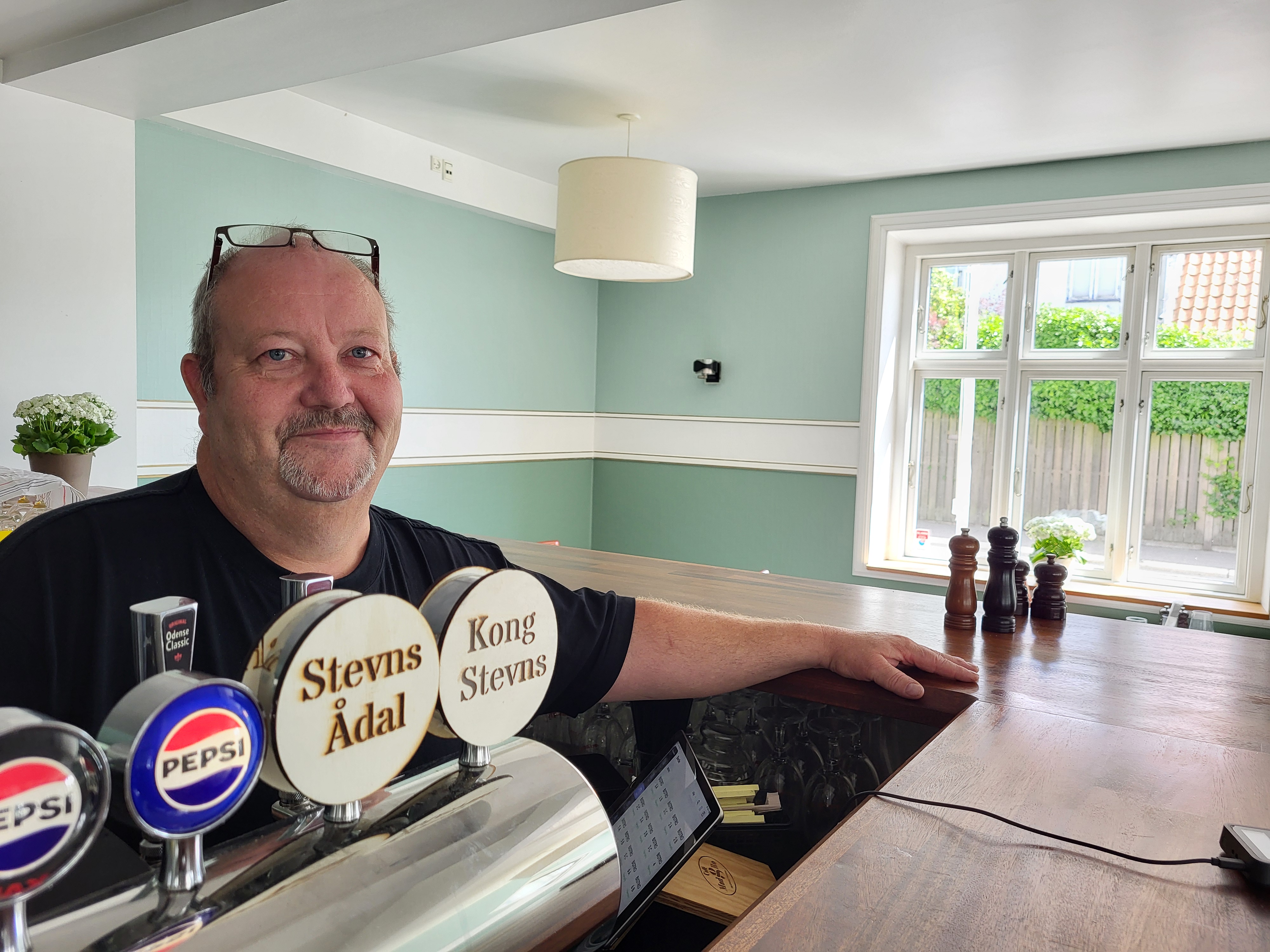 Jens Hansen fra Mad og Ro driver nu også Bistro Rødvig i det gamle Restaurant Harmonien på Rødvig Hovedgade.