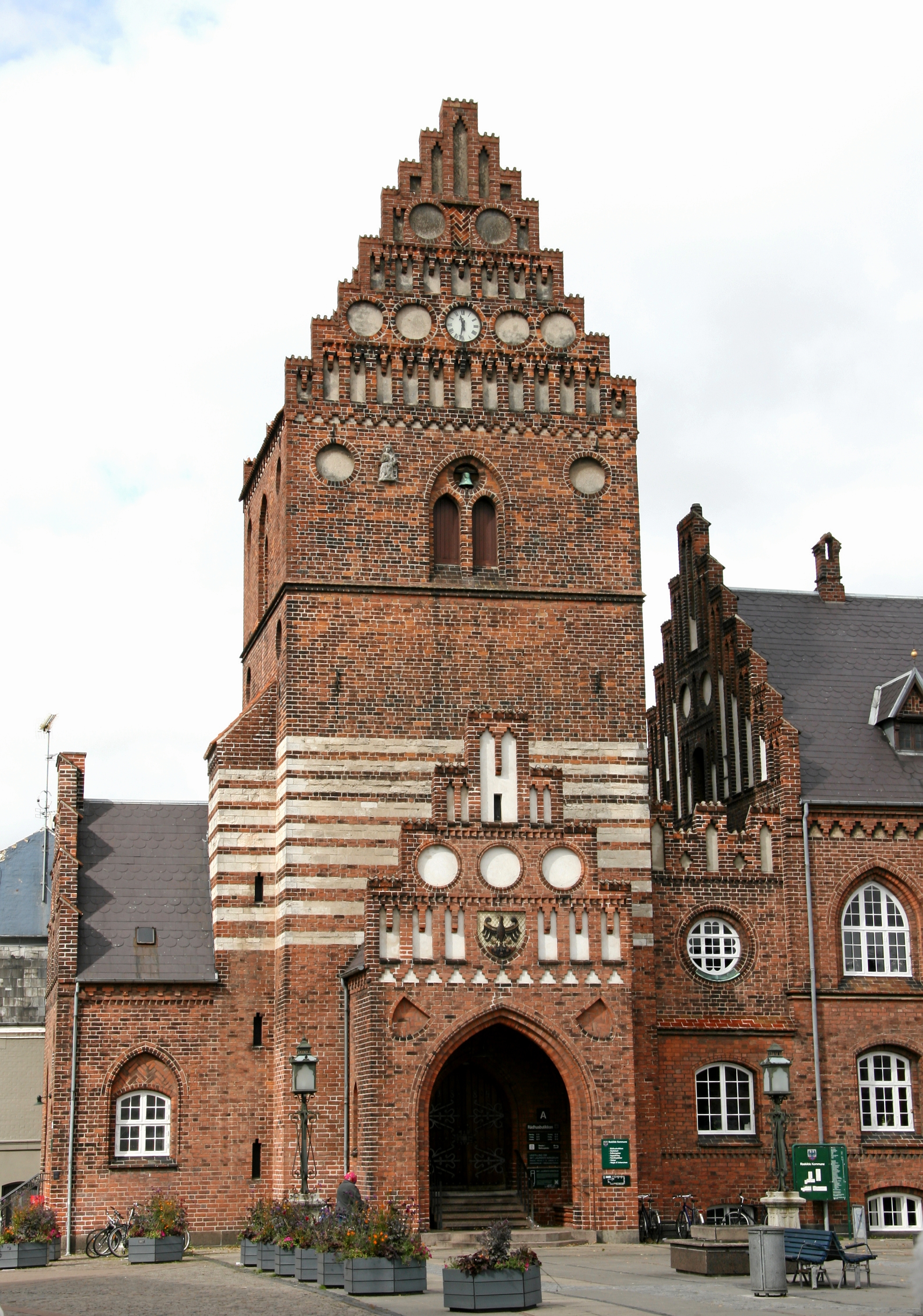 Tårnet på Sankt Laurentius Kirke overlevede kirkens nedrivning, fordi det var ret nyt og kunne bruges til andre formål. Derfor står det i dag ved Stændertorvet som et smukt levn fra middelalderen. - ROMU Tårnet på Sankt Laurentius Kirke overlevede kirkens nedrivning, fordi det var ret nyt og kunne bruges til andre formål. Derfor står det i dag ved Stændertorvet som et smukt levn fra middelalderen.