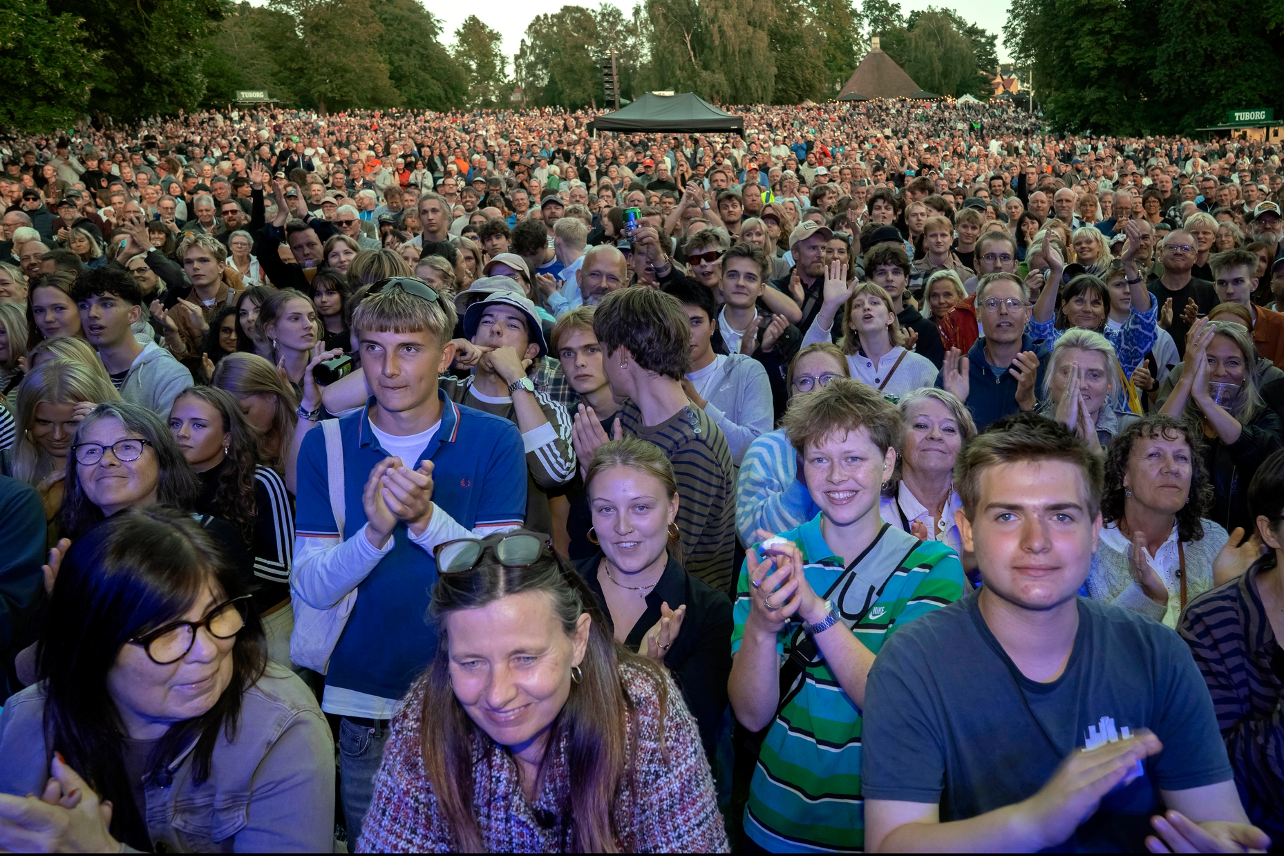 Høj stemning og syng med på de største hits. - Jens Wollesen Høj stemning og syng med på de største hits.