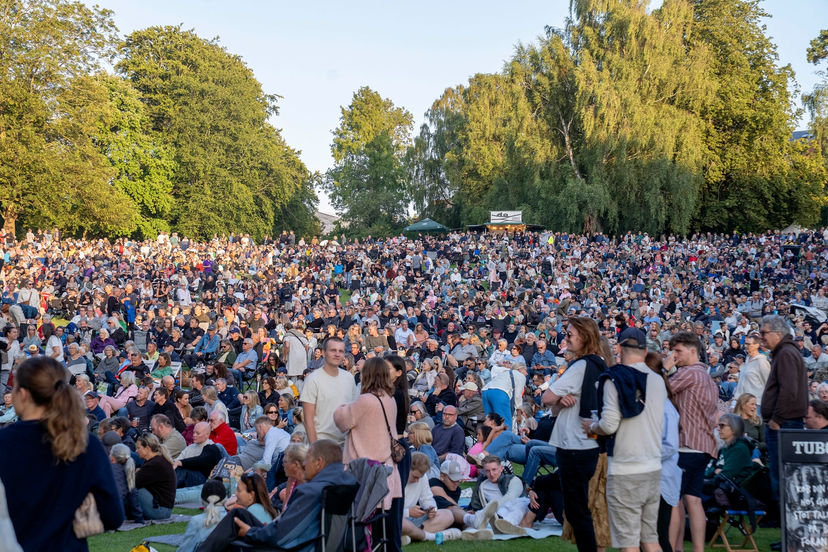 Tirsdagskoncert i Byparken en Sommer-aften. - Jens Wollesen Tirsdagskoncert i Byparken en Sommer-aften.