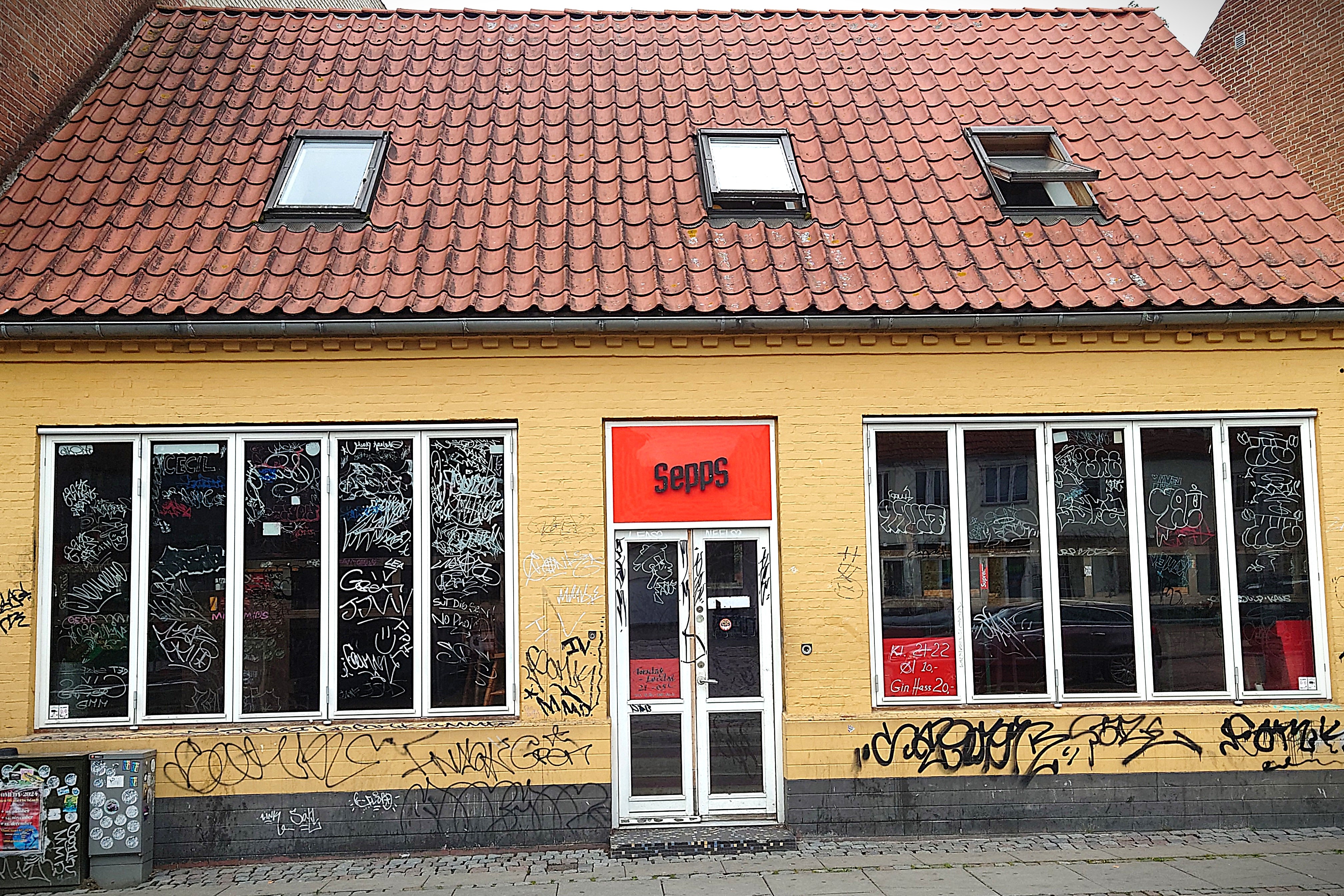 Café Sepps i Næstveds er ejet af Bo Peter Fuglede Christensen. Han har netop sat sin anden bar i Slagelse til salg.