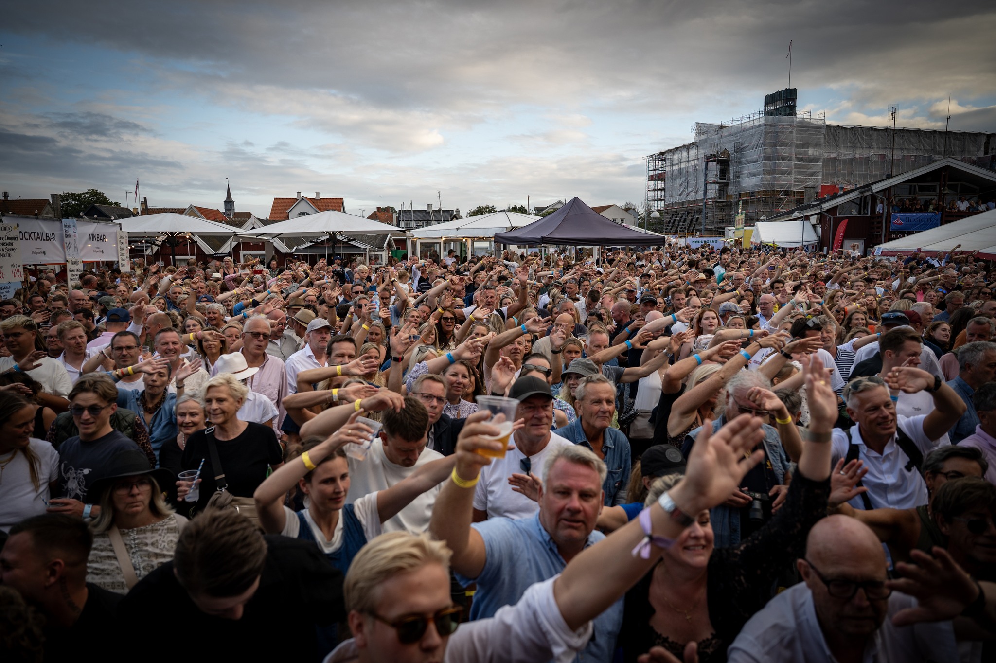 Mennesker så langt øjet rækker til Hornbæk Havnefest 2025.