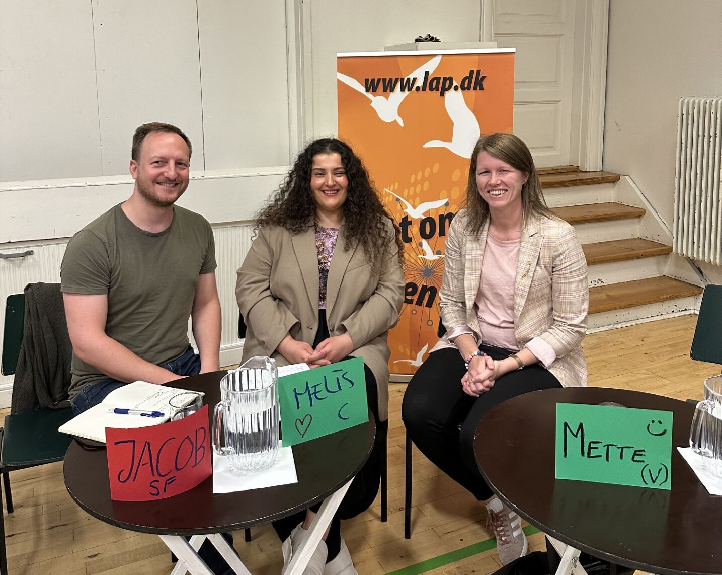 Melis Aydin (K) ses her i midten til omvendt debatpanel.