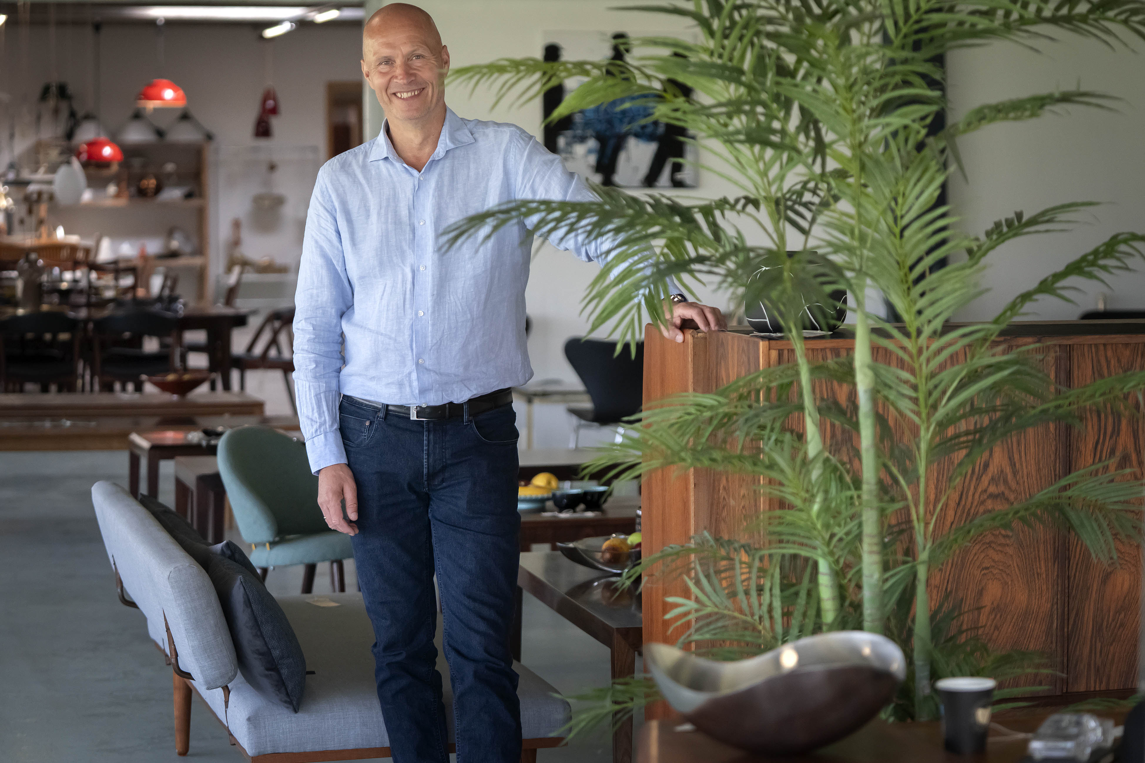 Jesper Deleuran har fået det menneskelige element ind i sit arbejdsliv. Han elsker at se kunderne glæde sig over nyt liv til deres møbler.