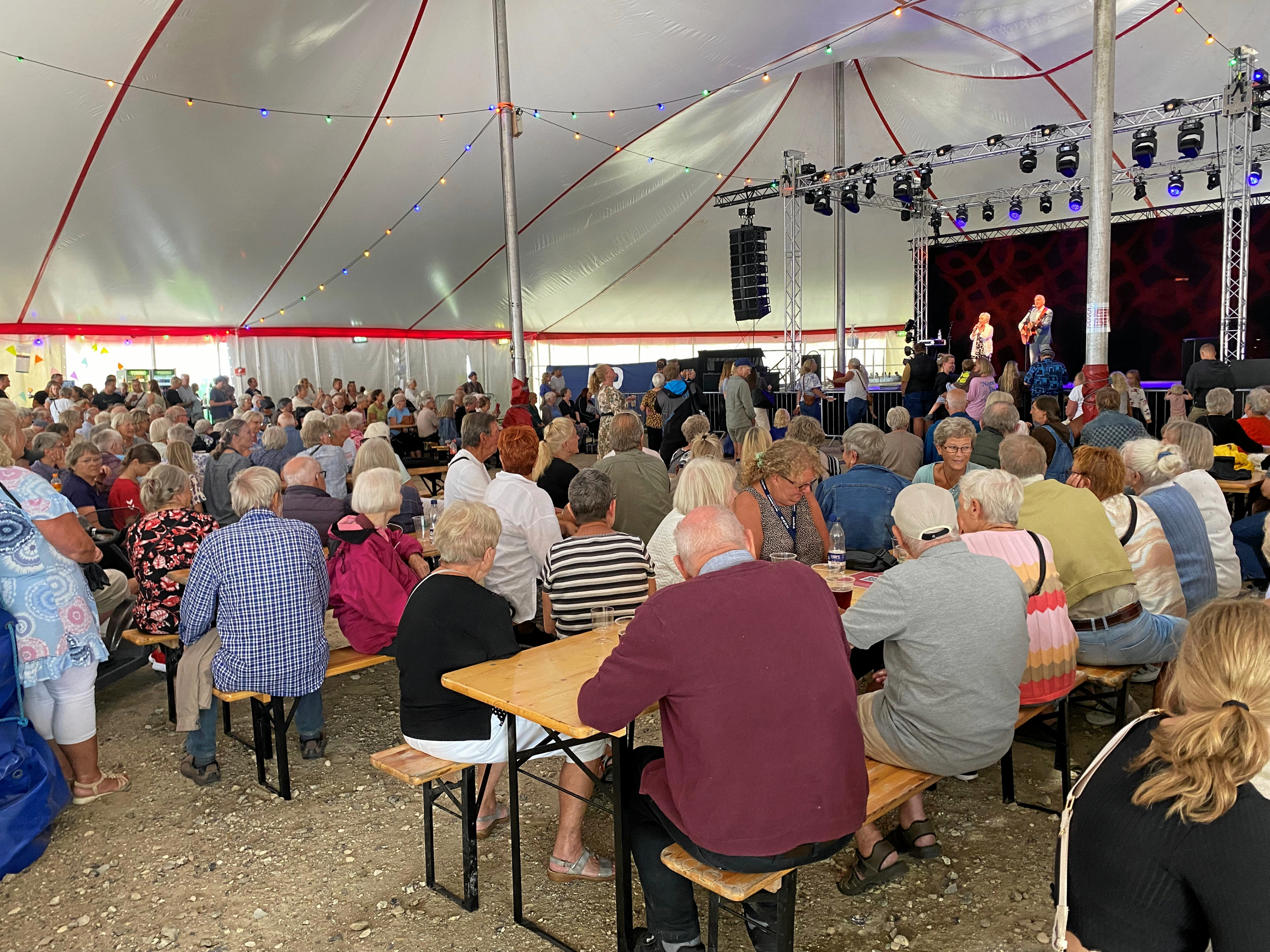 Musikduoen Keld og Hilda gik på scenen i teltet torsdag eftermiddag. Det folkekære pars optræden på Frederikssund Festivalen bliver den sidste, da de går på pension, og giver deres sidste optræden til februar 2026.